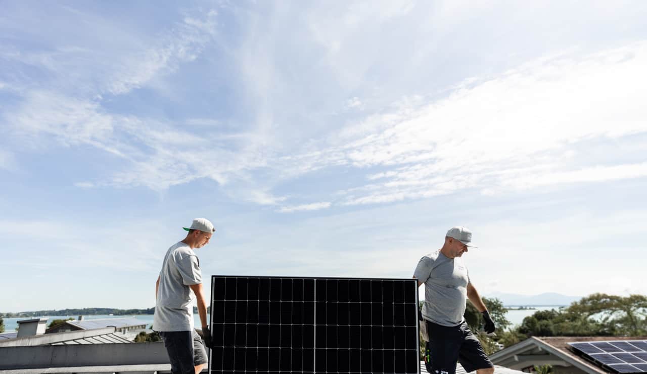 Handwerker installieren Solaranlage