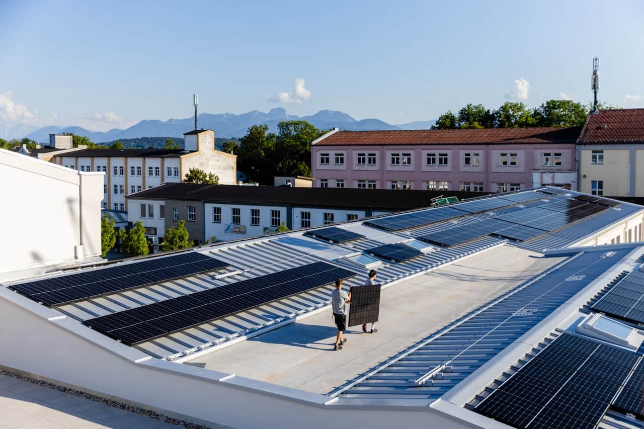 Gewerbedach mit Solarpaneln