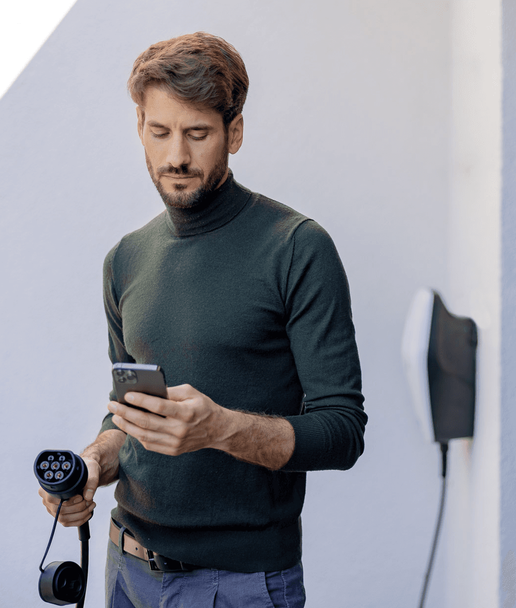 Mand står i døren og bliver ramt af sollys