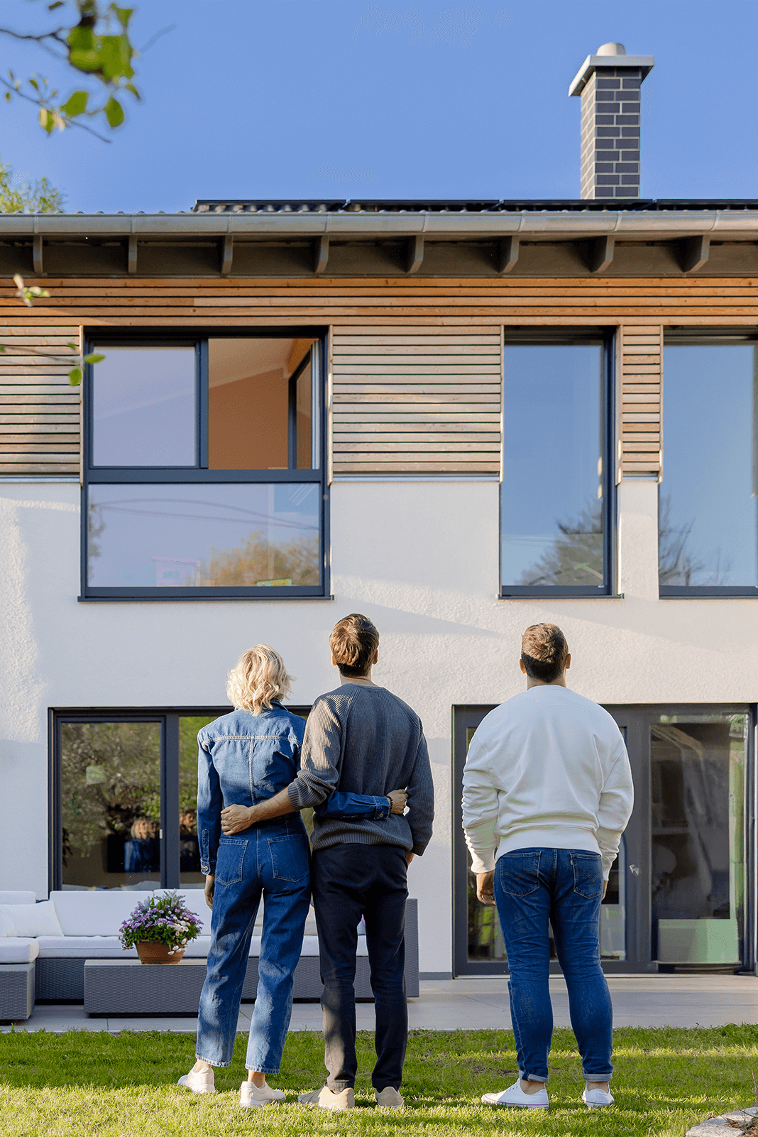 Photovoltaikanlage mit Menschen im Hintergrund