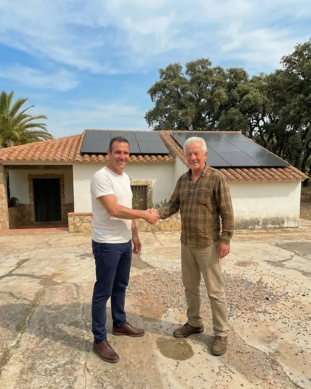 Francesc, cliente satisfecho de 1KOMMA5° en Barcelona, delante de su sistema fotovoltaico.