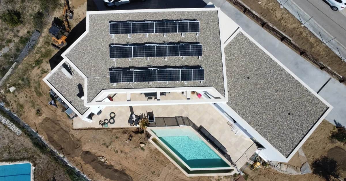 Instal·lació fotovoltaica per a l'autoconsum residencial.