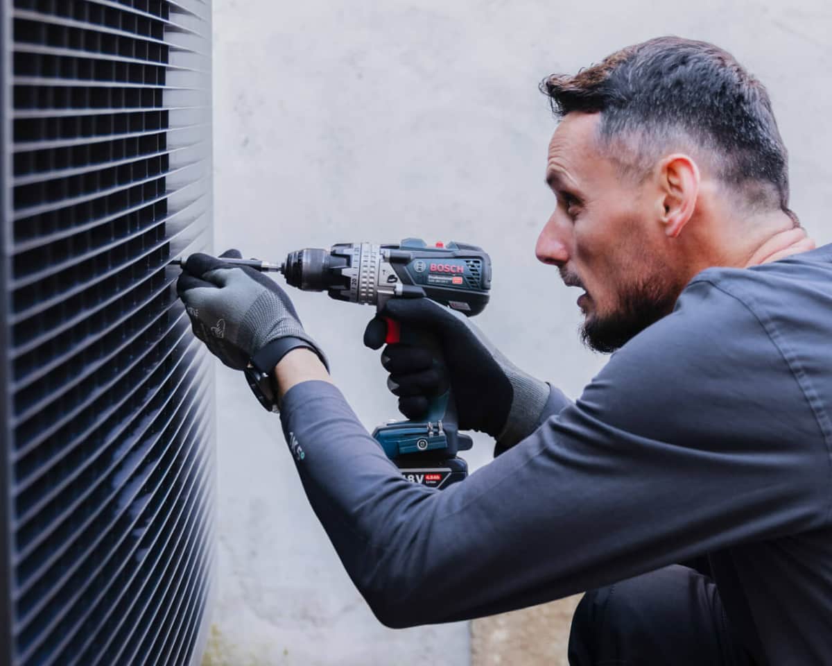 Handwerker installieren Solaranlage