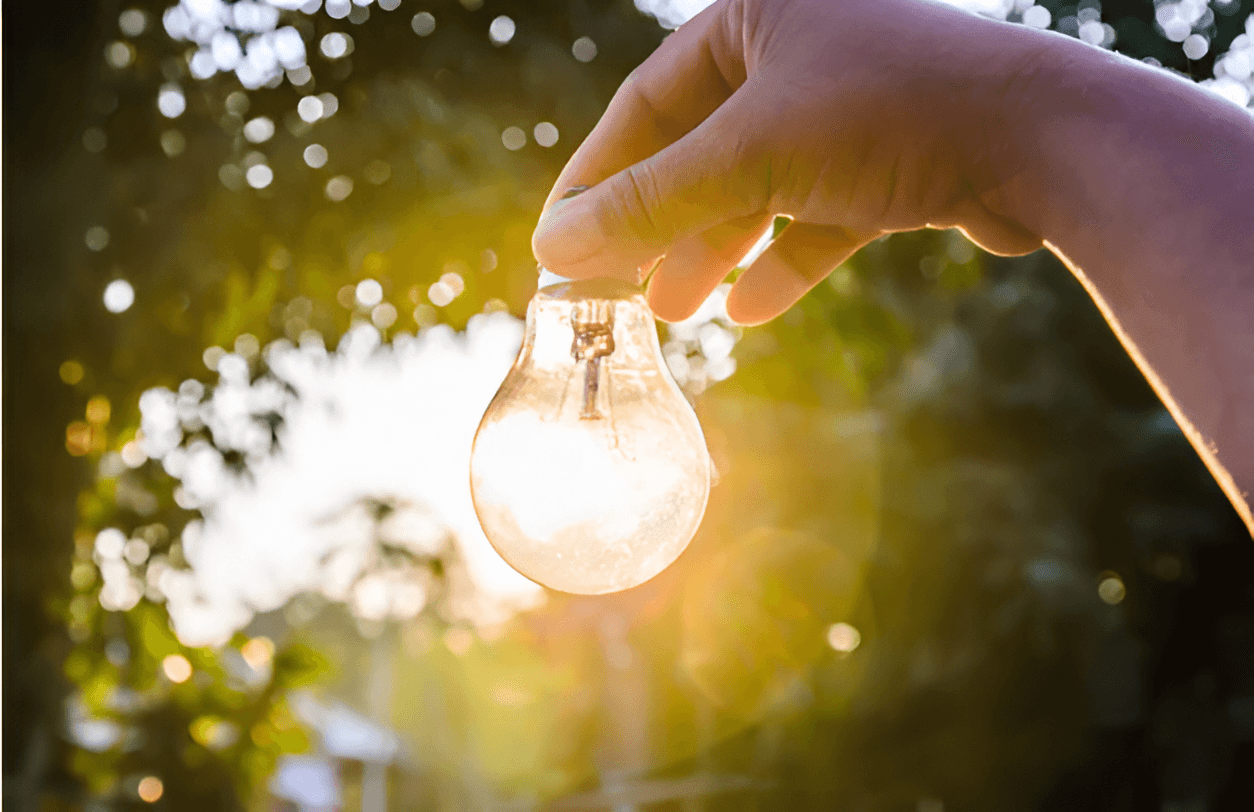 Bombilla iluminada con luz solar