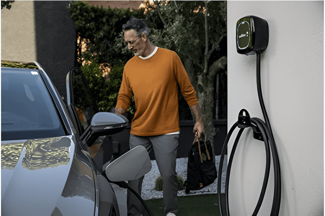 Hombre cargando coche eléctrico con cargador Wallbox