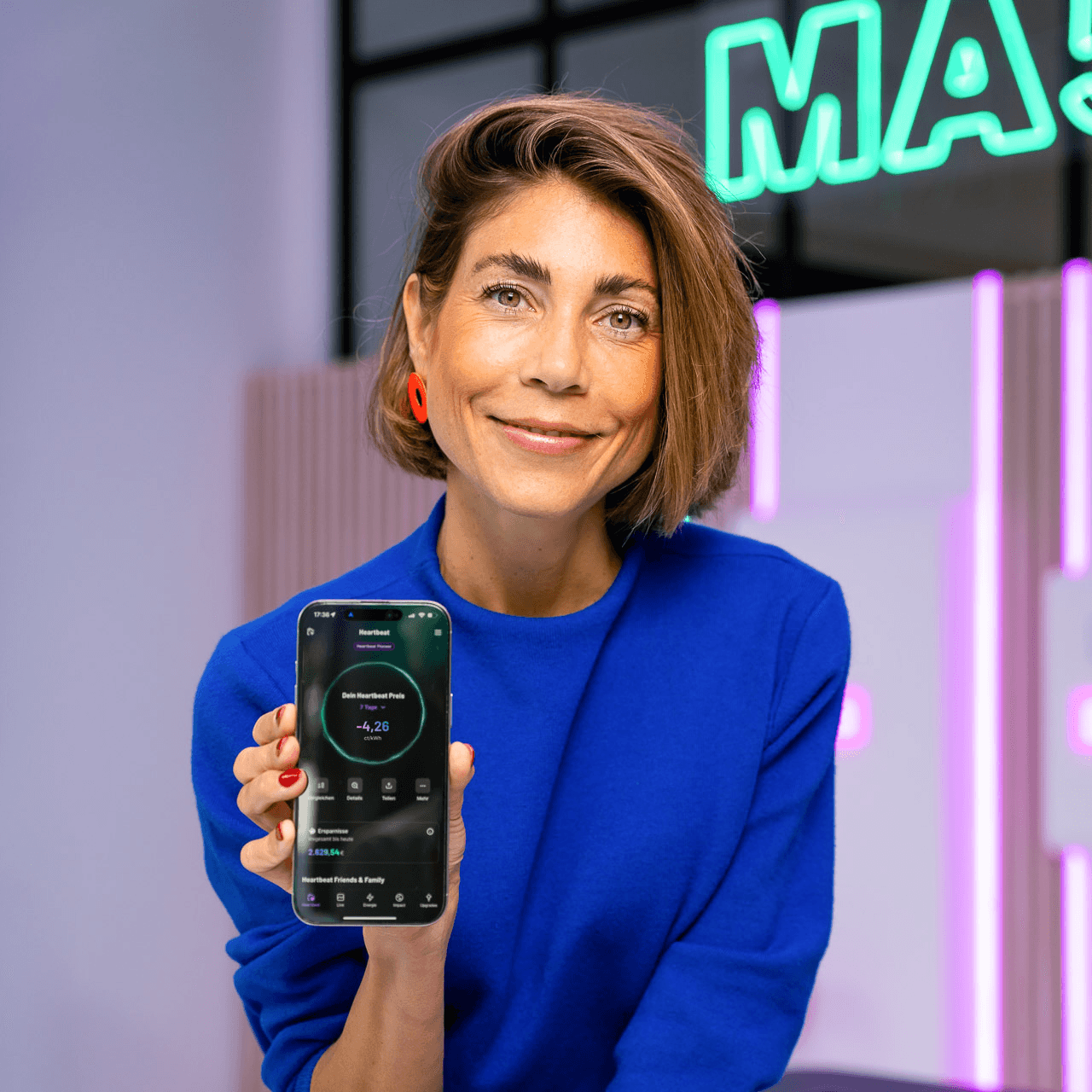 Frau hält ein Smartphone in der Hand mit geöffneter Heartbeat-App