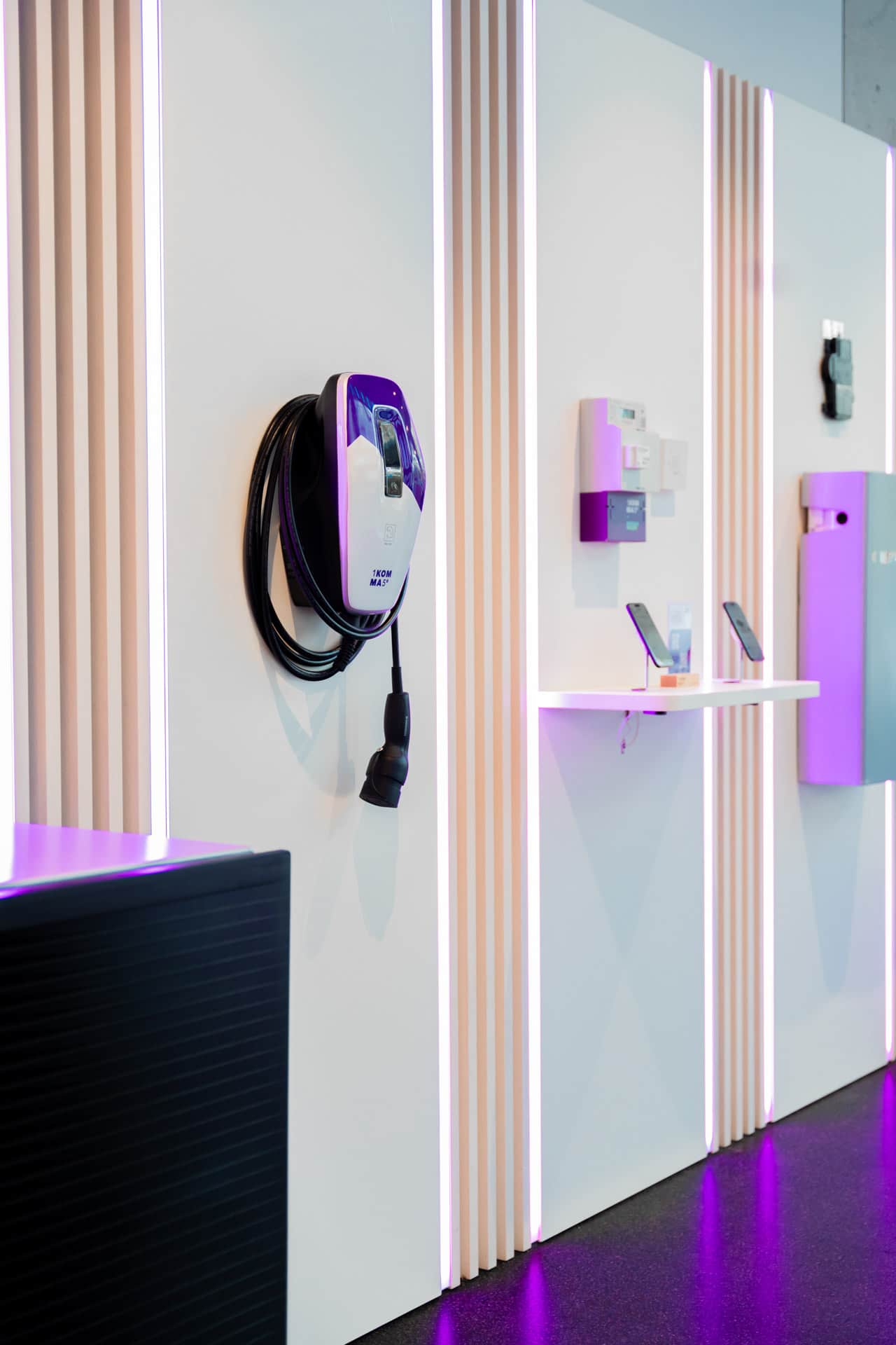 Två män installerar en solpanel från 1KOMMA5° 