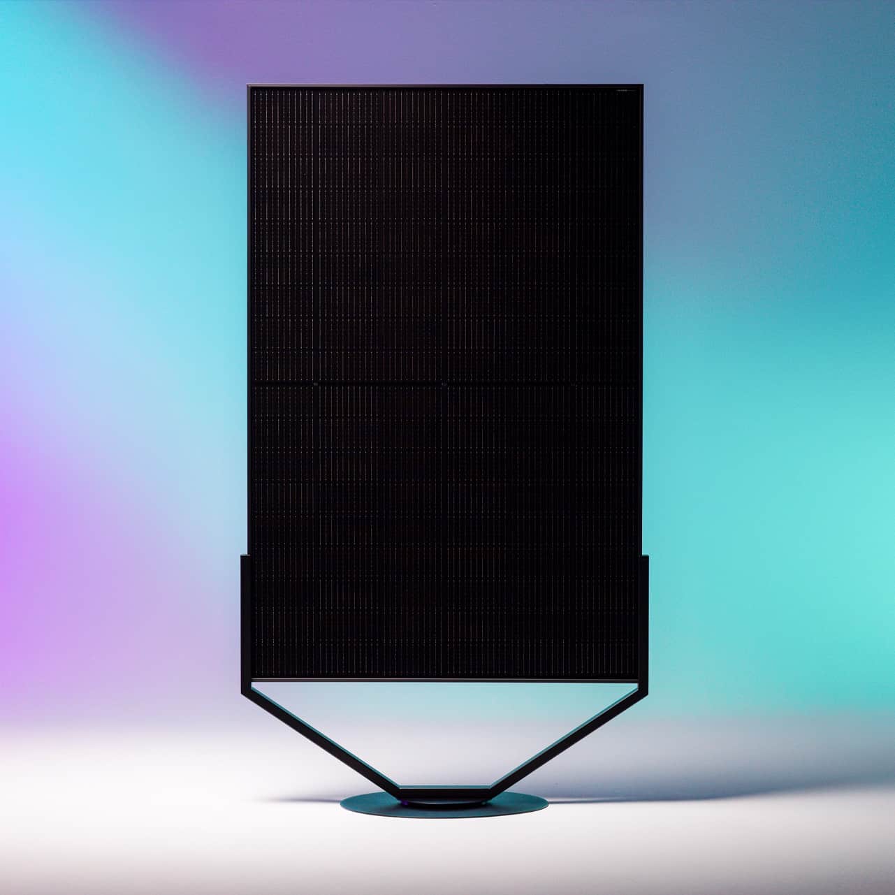 Modern villa med solcellsanläggning på taket och villabatteri från 1KOMMA5°