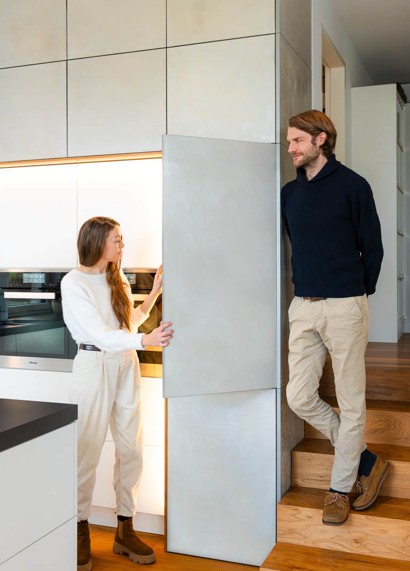 Man och kvinna står vid kylskåpet