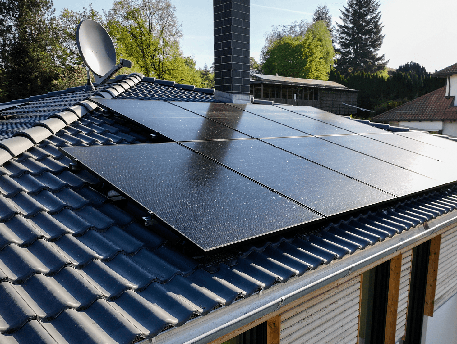 Mutter mit Tochter sitzen auf einer Bank vor einem fenster