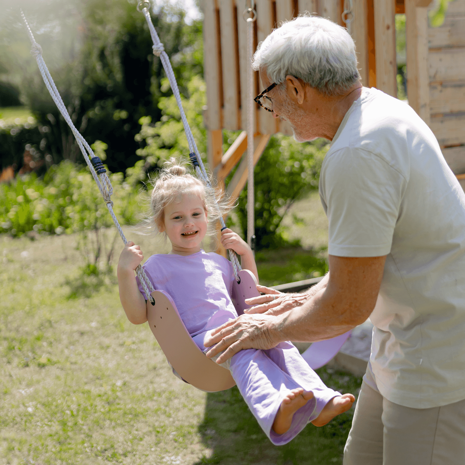 Opa mit Enkel auf Spielplatz