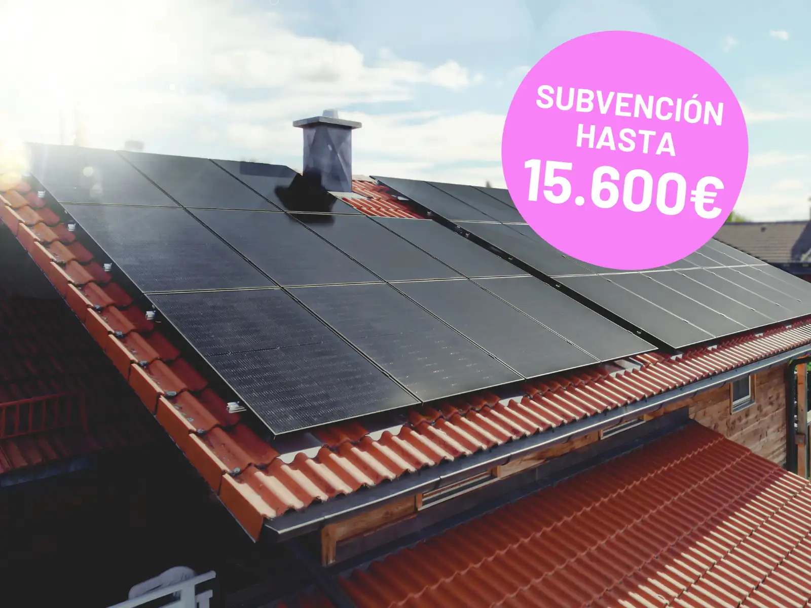 Placas solares 1KOMMA5° perfectamente instaladas en el tejado de tejas de una vivienda