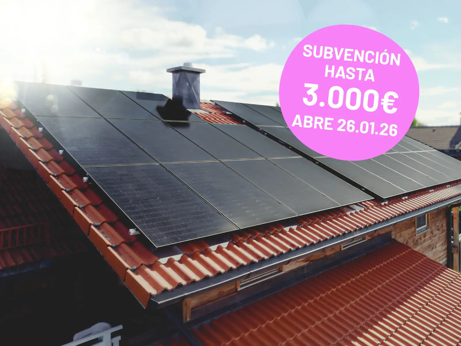 Placas solares 1KOMMA5° perfectamente instaladas en el tejado de tejas de una vivienda