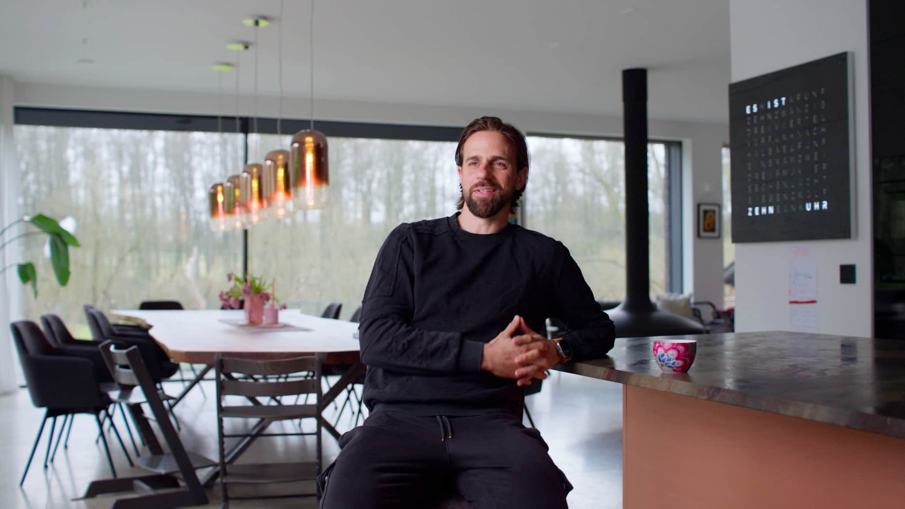 Martin Harnik, Kunde von 1KOMMA5°, gibt ein Interview in seinem Wohnzimmer