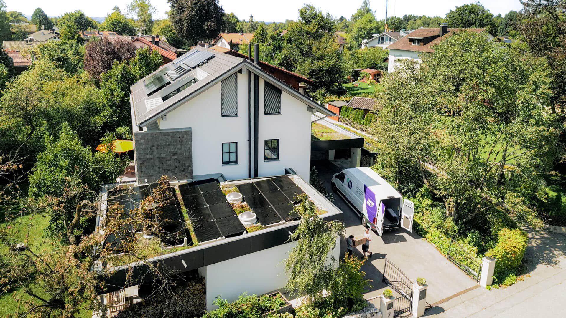 Montage von Solarmodulen auf einem Einfamilienhaus.