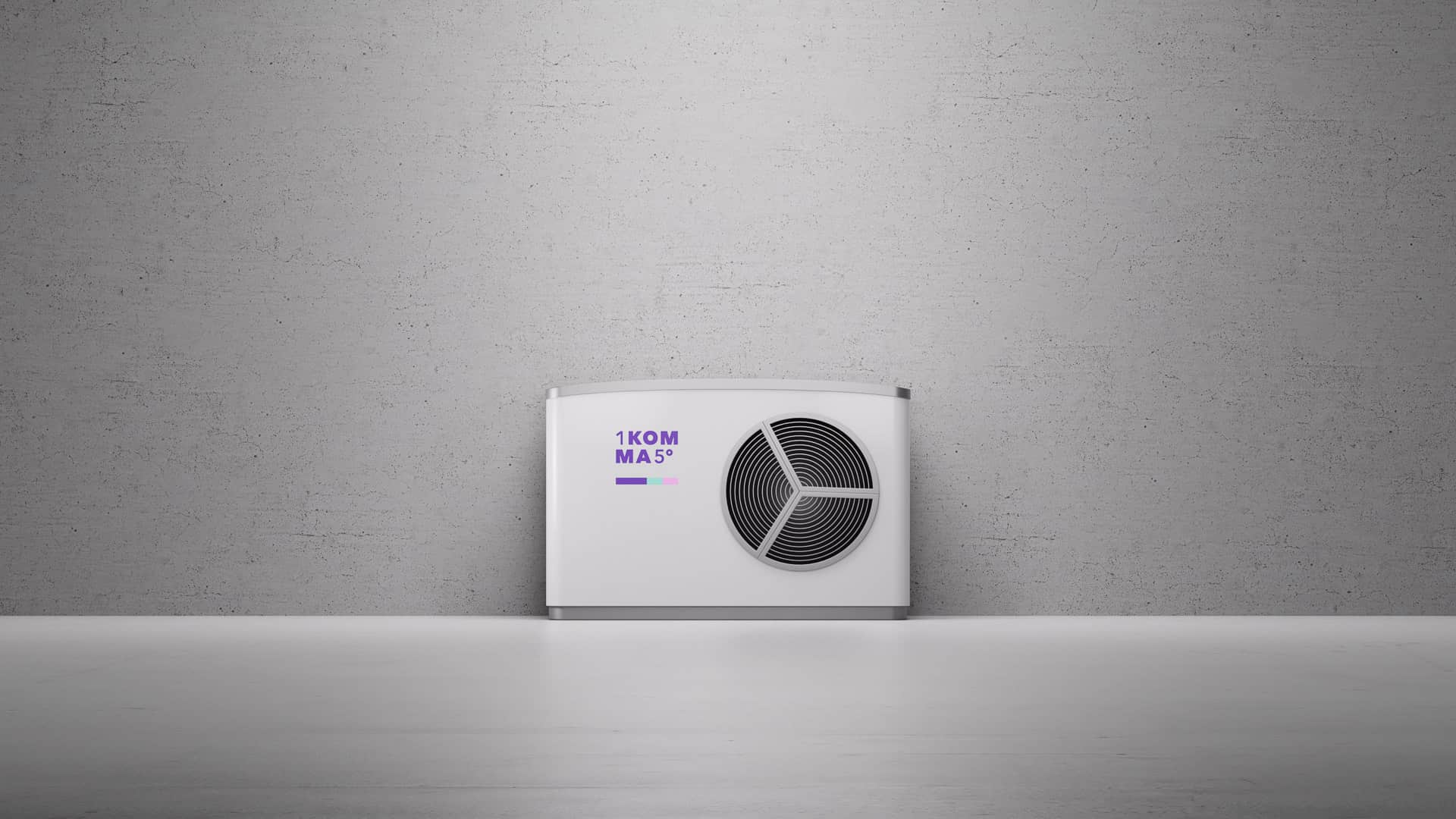 Valkoinen seinälle asennettu lämpöpumppuyksikkö, jossa on pyöreä ilmanvaihtoaukko ja “IKOM MAS” -logo, yksiväristä harmaata taustaa vasten.