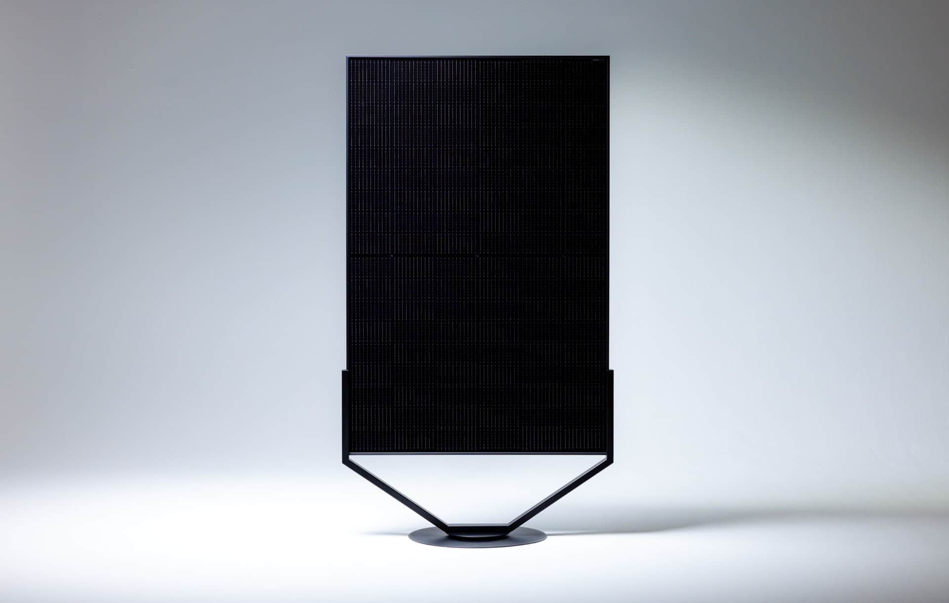 Modern villa med solcellsanläggning på taket och villabatteri från 1KOMMA5°