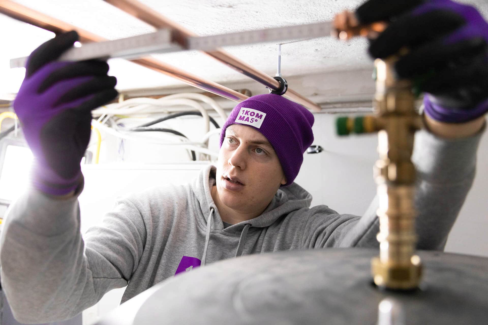 Handwerker installiert Wärmepumpe