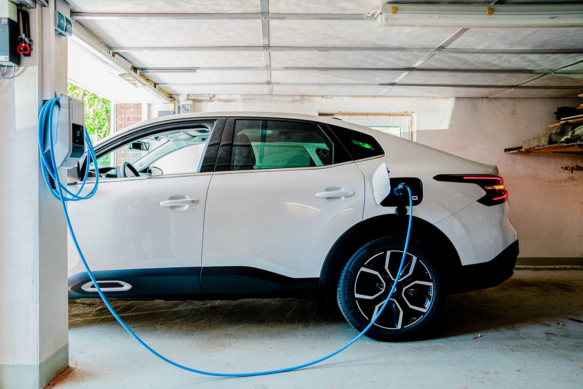 cargador de coche eléctrico en casa con energía gratis de las placas solares