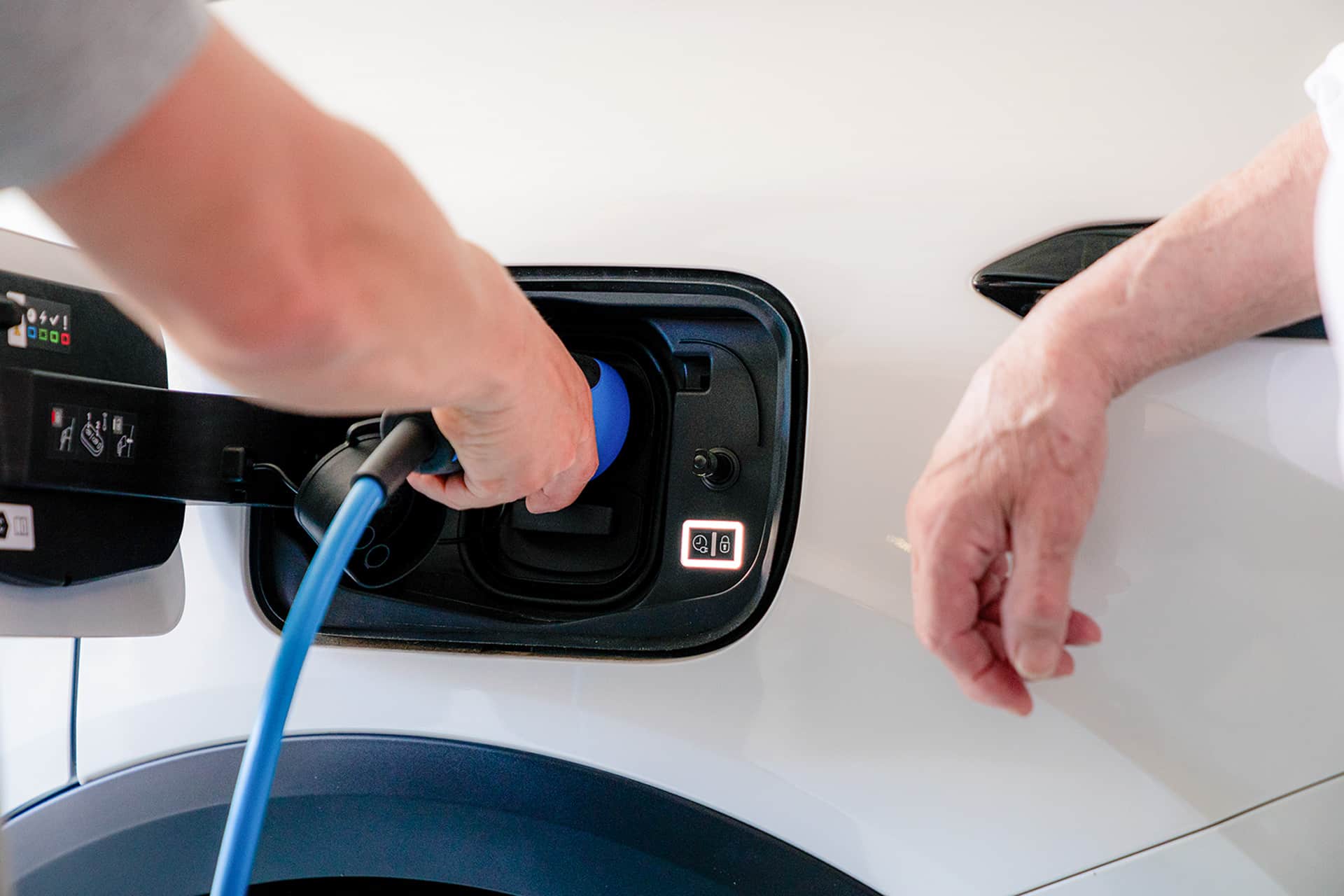 Två män installerar en solpanel från 1KOMMA5° 