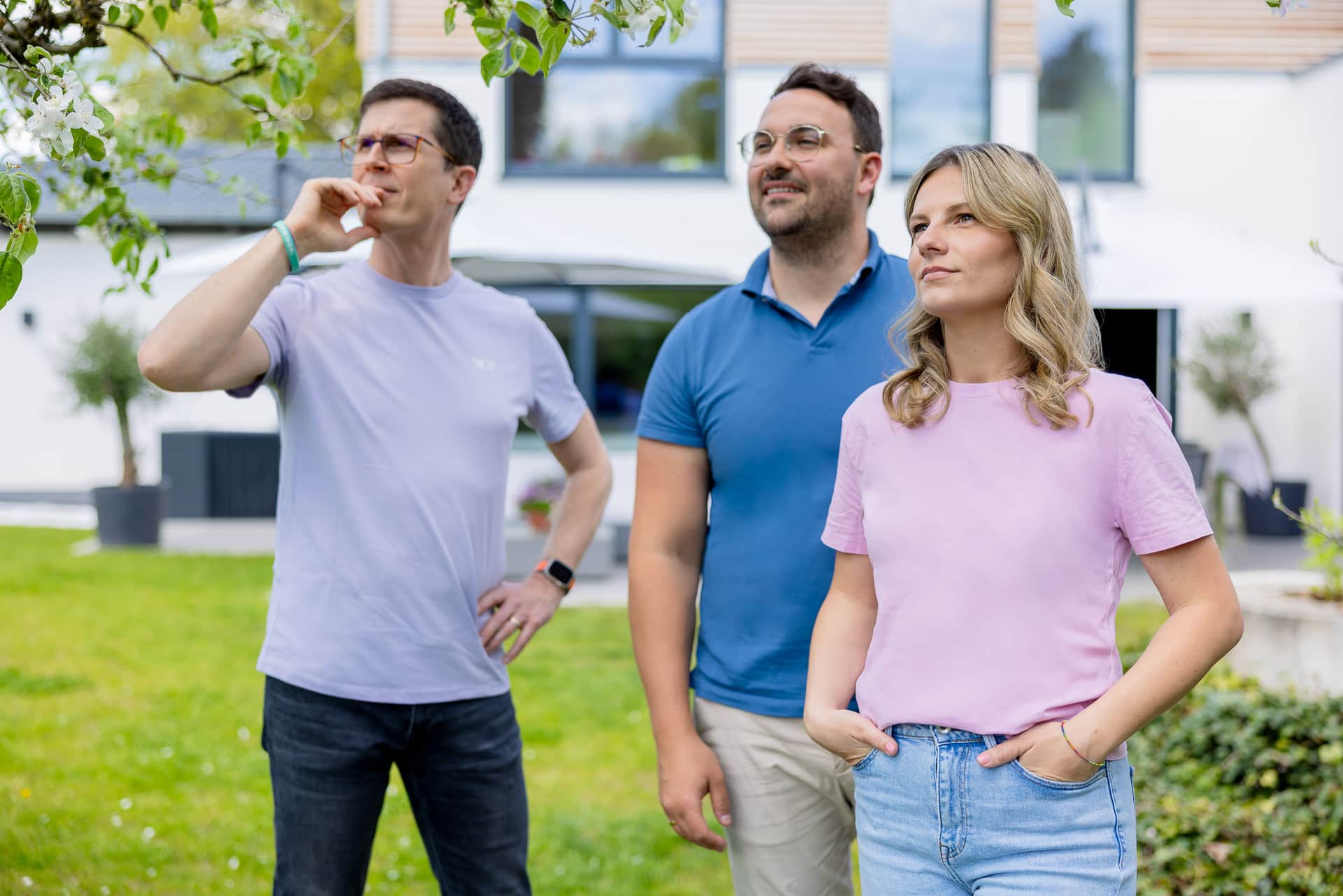 Person berät Kunden zur Solaranlage im Sommer.