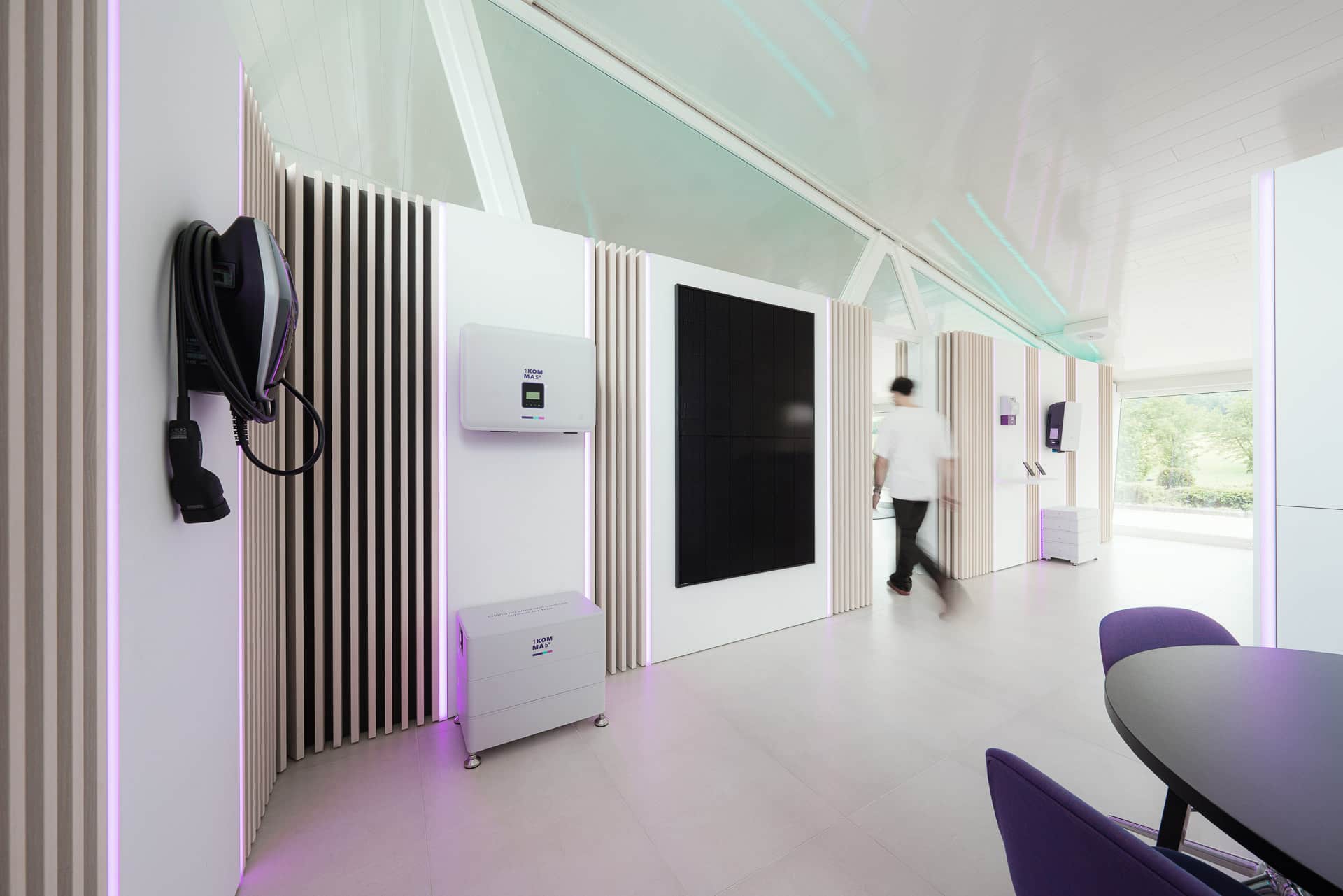 Två män installerar en solpanel från 1KOMMA5° 