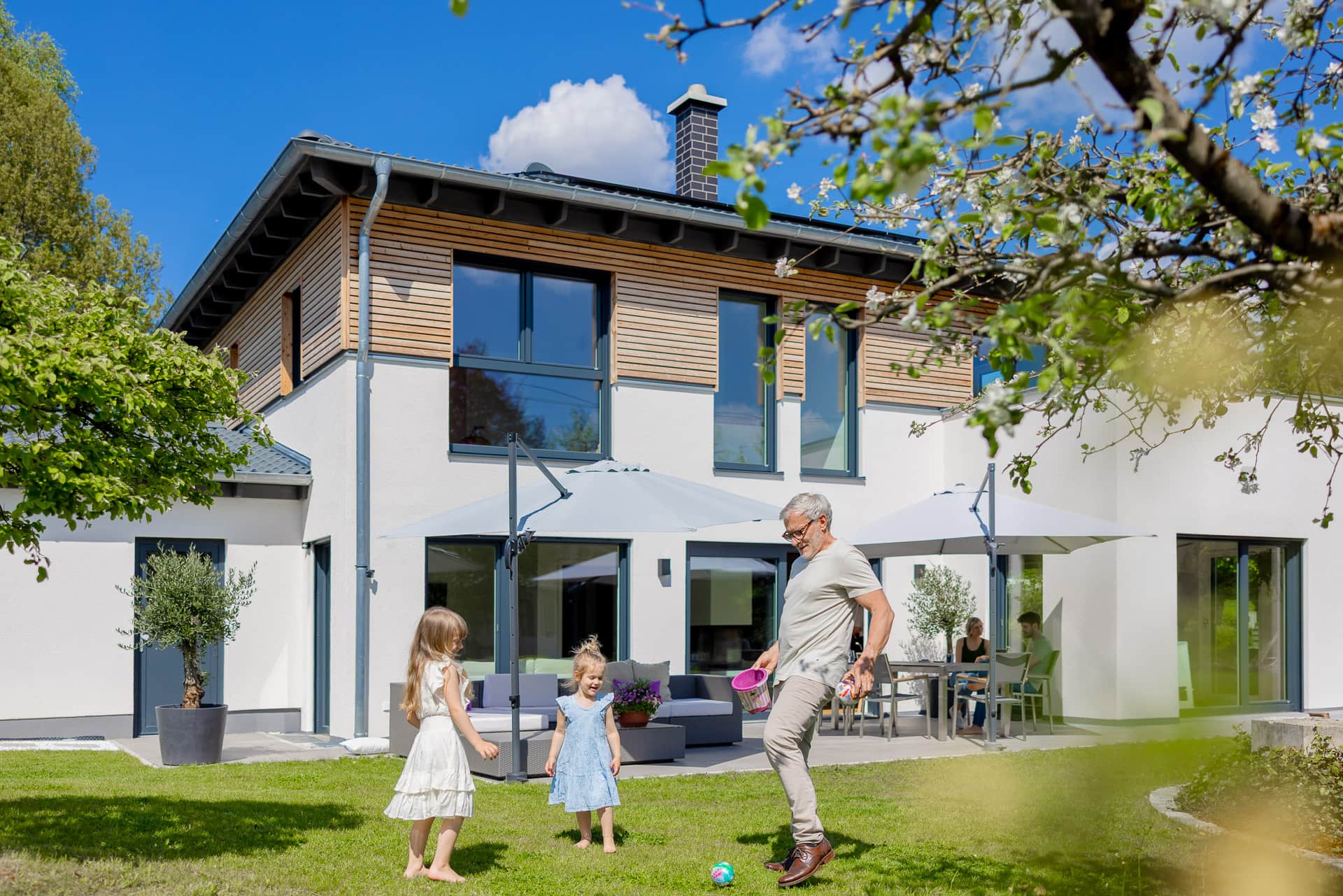 Einfamilienhaus mit effizienter Photovoltaikanlage im Sommer.
