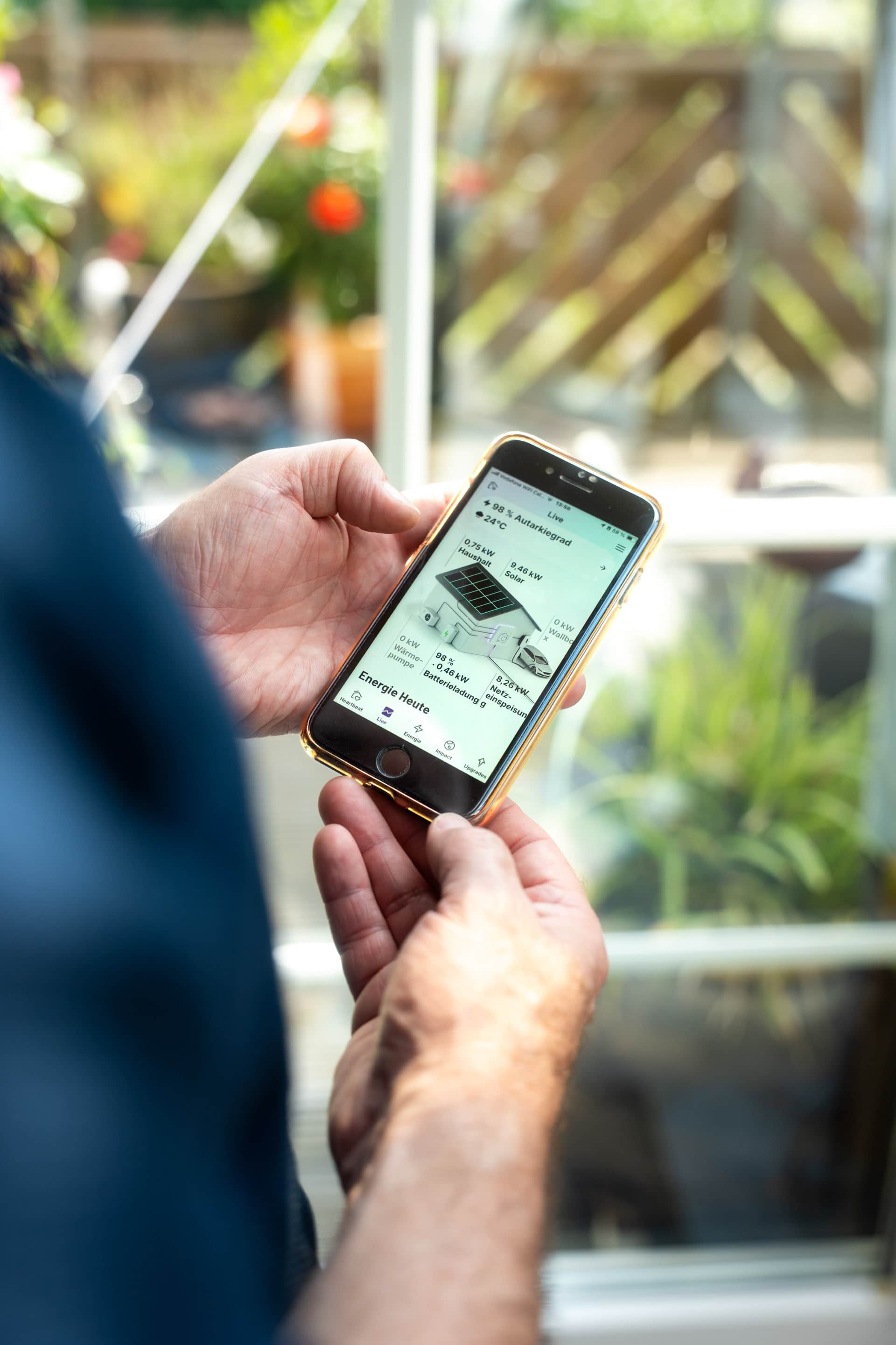 Carsten zeigt die Live Ansicht seines Energiesystems in der 1KOMMA5° App