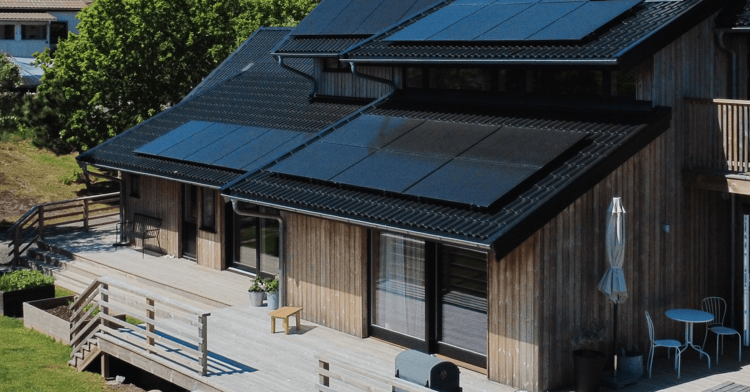 Modernt hus med solceller på taket