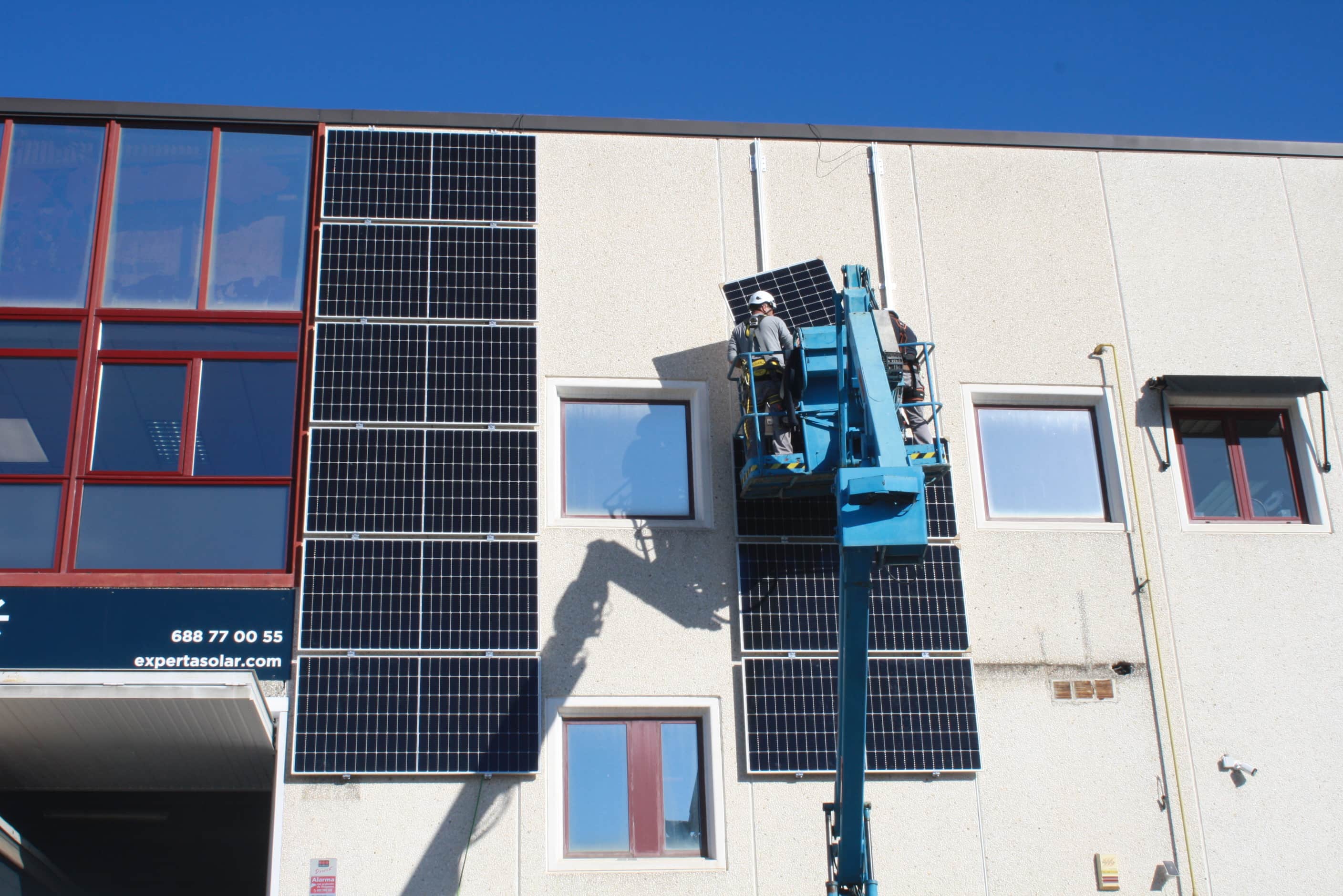 Instalación de placas solares en la fachada de la nave de Barcelona