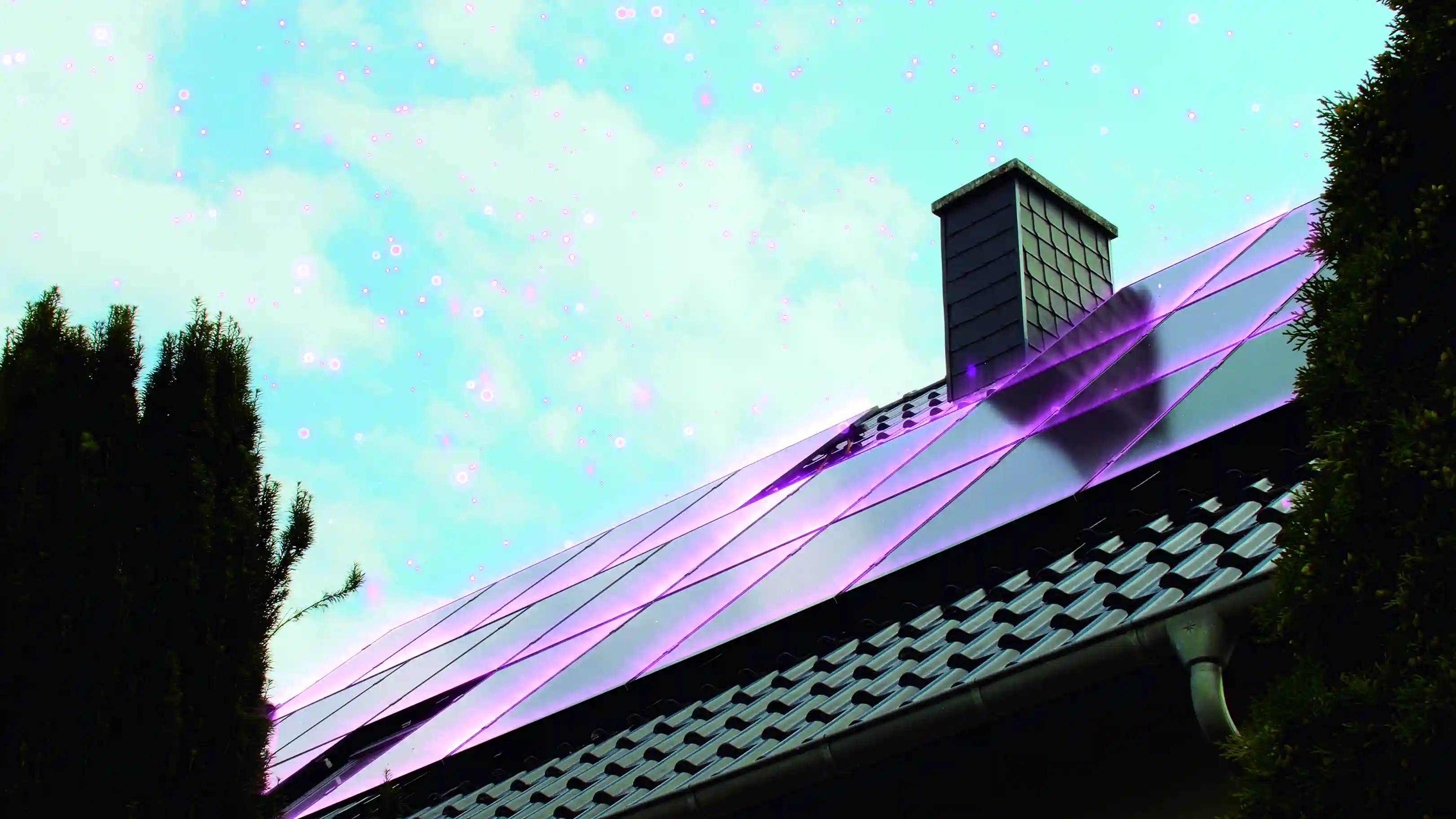 Placas solares en un tejado recibiendo la intensa luz del sol de verano para una máxima producción de energía.