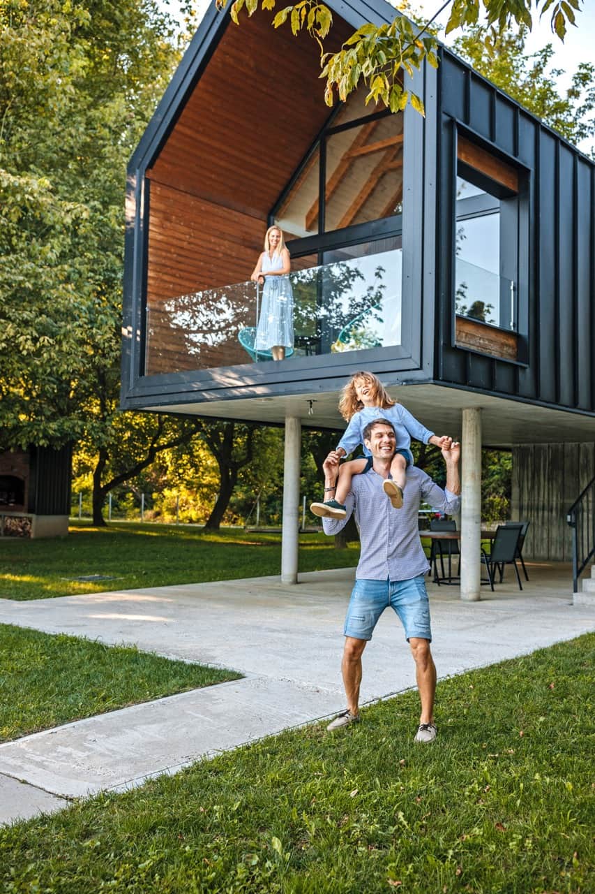 Familie vor klimaneutralem Haus