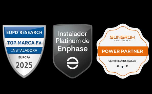 Sellos de certificación: Mejor Instalador de Europa 2025 por EUPD Research y Platinum Installer de Enphase.
