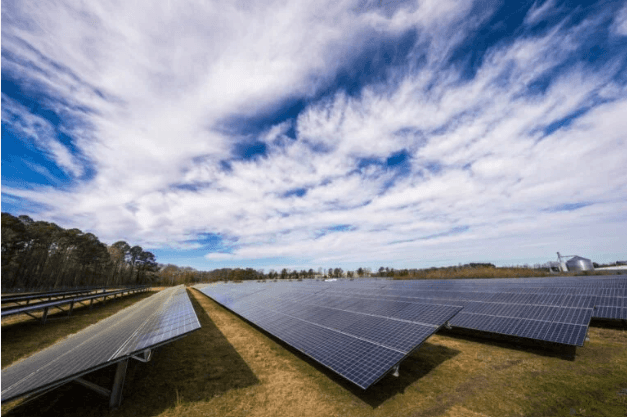 Instalación de placas solares en la naturaleza