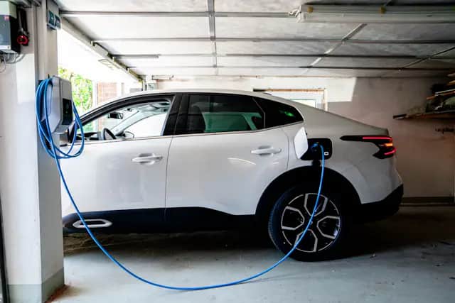 Två män installerar en solpanel från 1KOMMA5° 