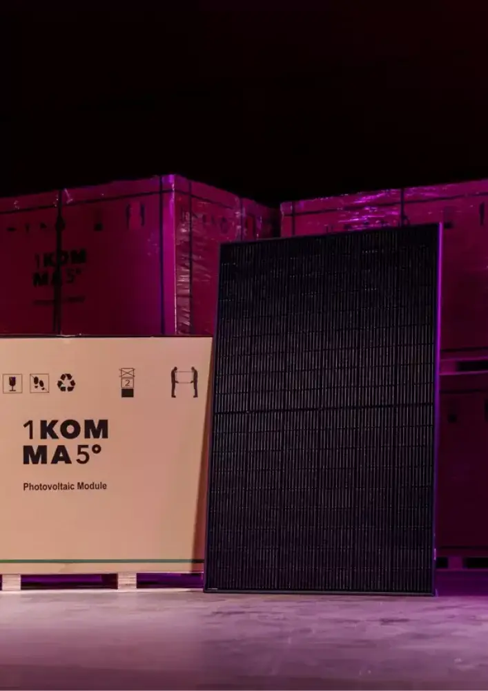 1KOMMA5° full black module stands next to a labeled shipping box