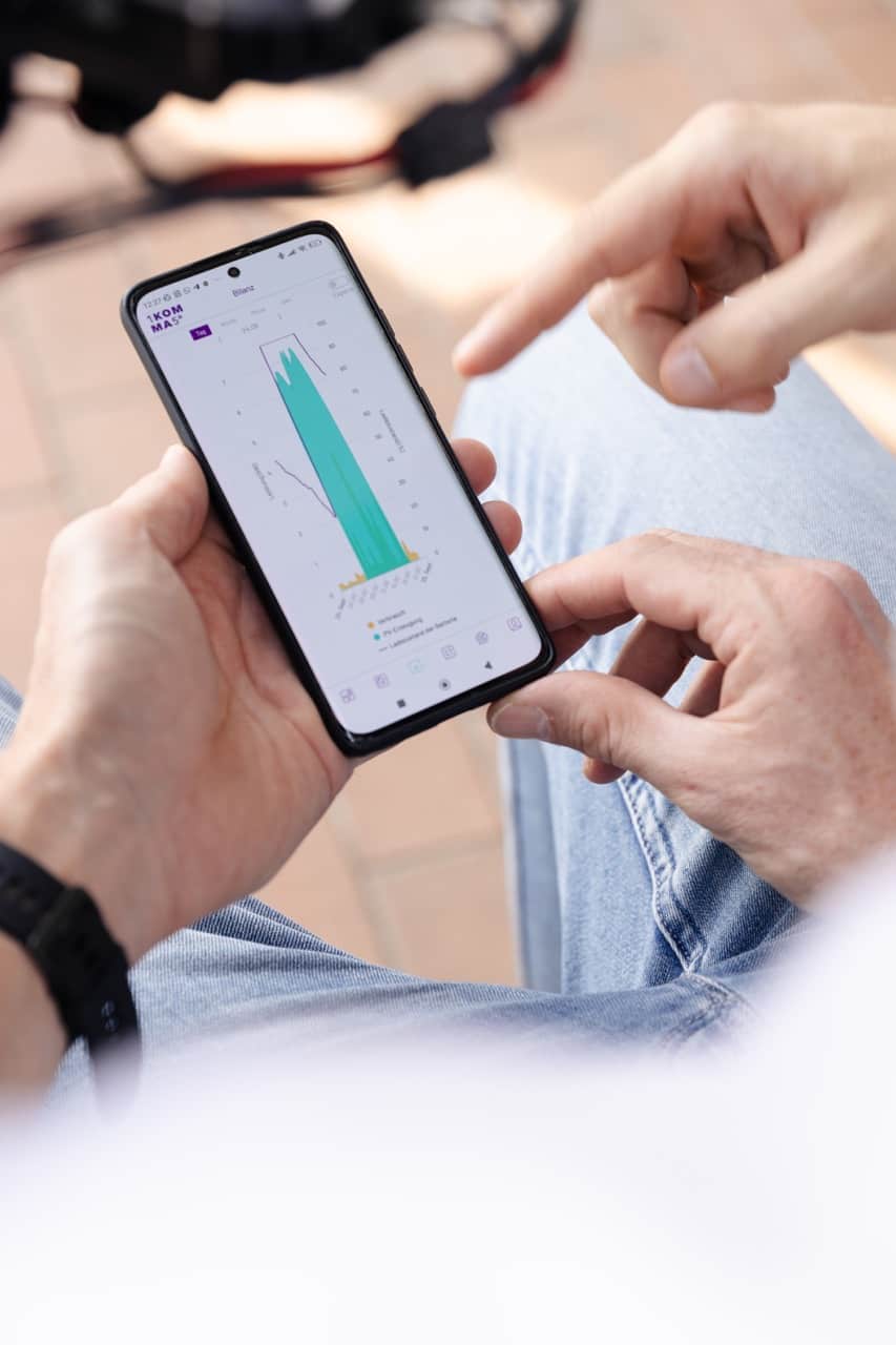 Två män installerar en solpanel från 1KOMMA5° 