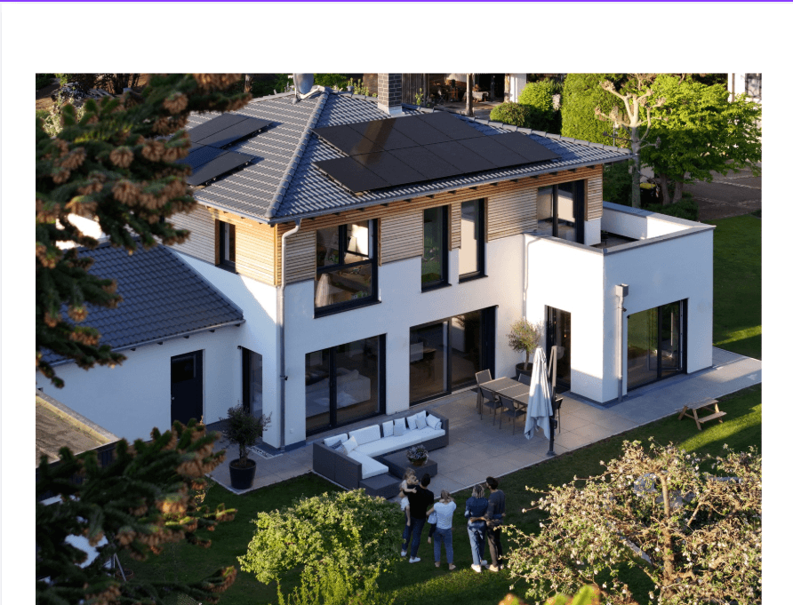 Casa moderna con paneles solares en el tejado de 1KOMMA5°.