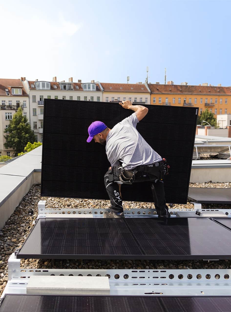 Técnico instalador de placas solares de 1KOMMA5º