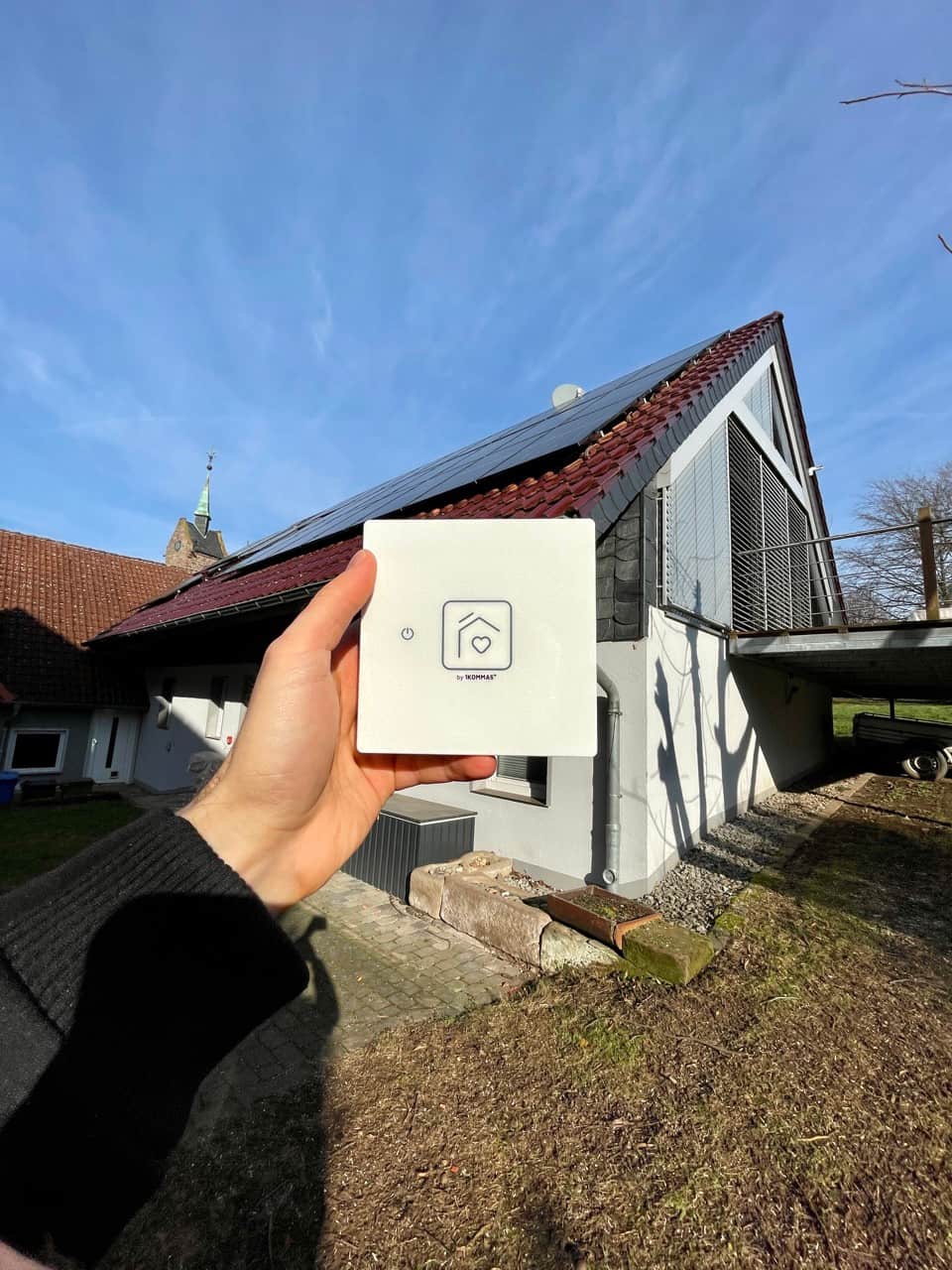 Energiemanager Heartbeat mit Hand und Versandkarton