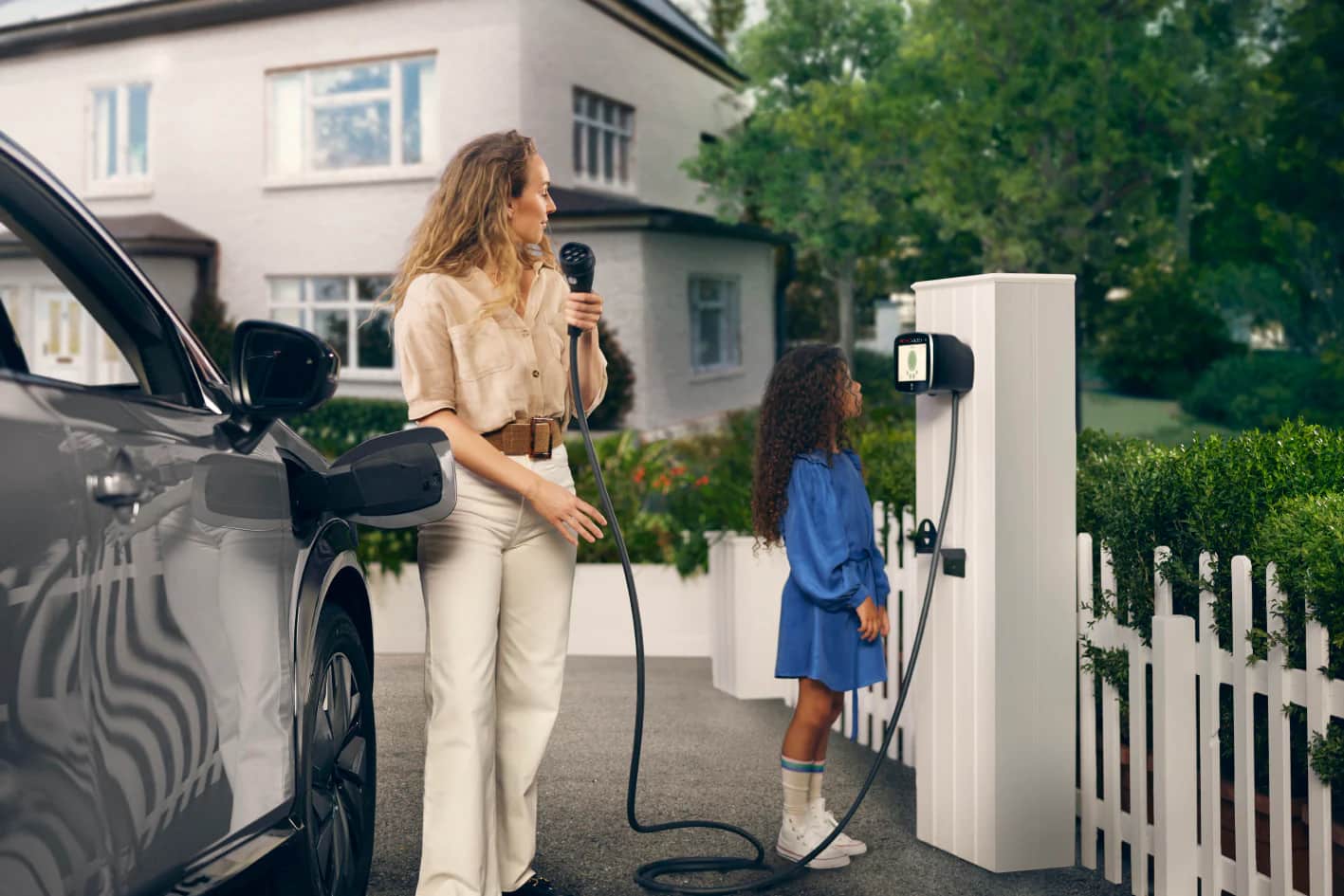 Två män installerar en solpanel från 1KOMMA5° 