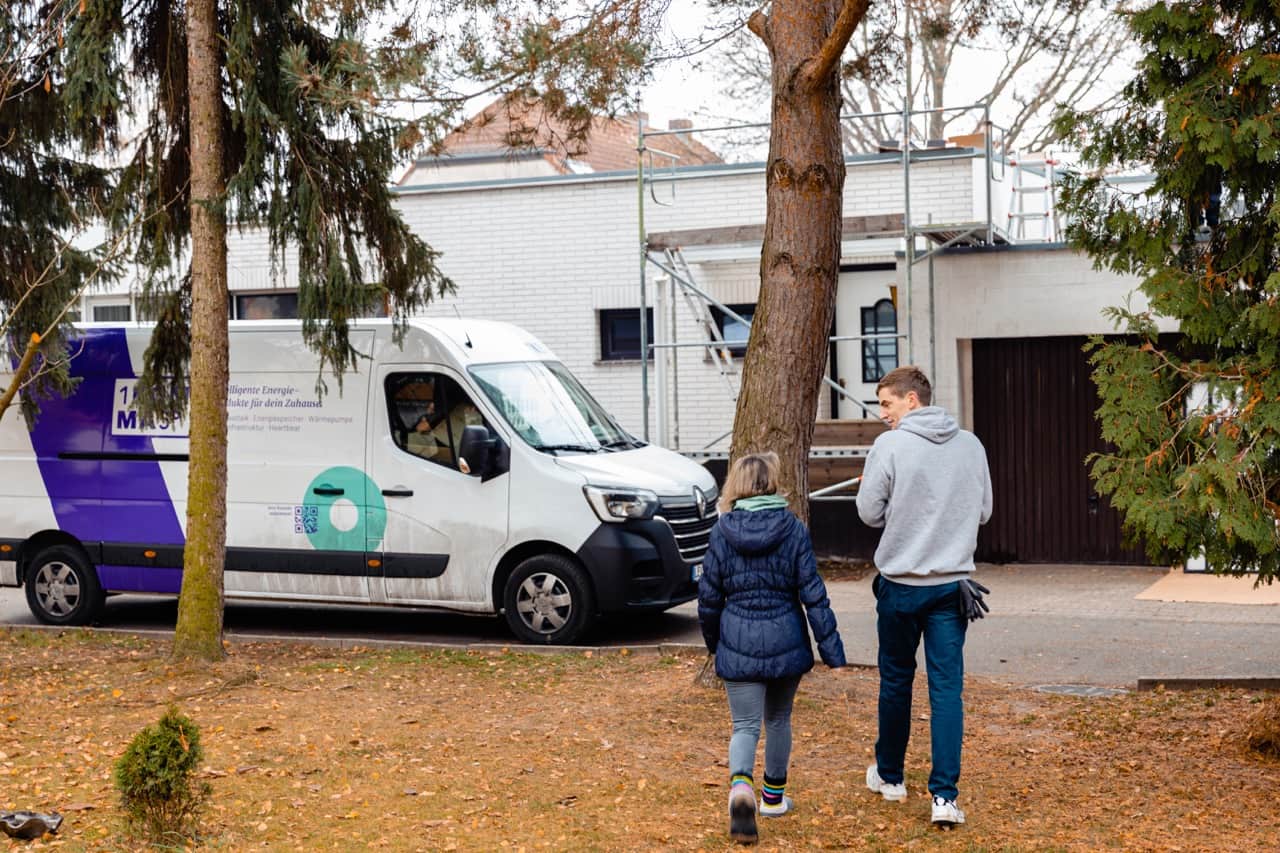Hus med solceller og lidt have