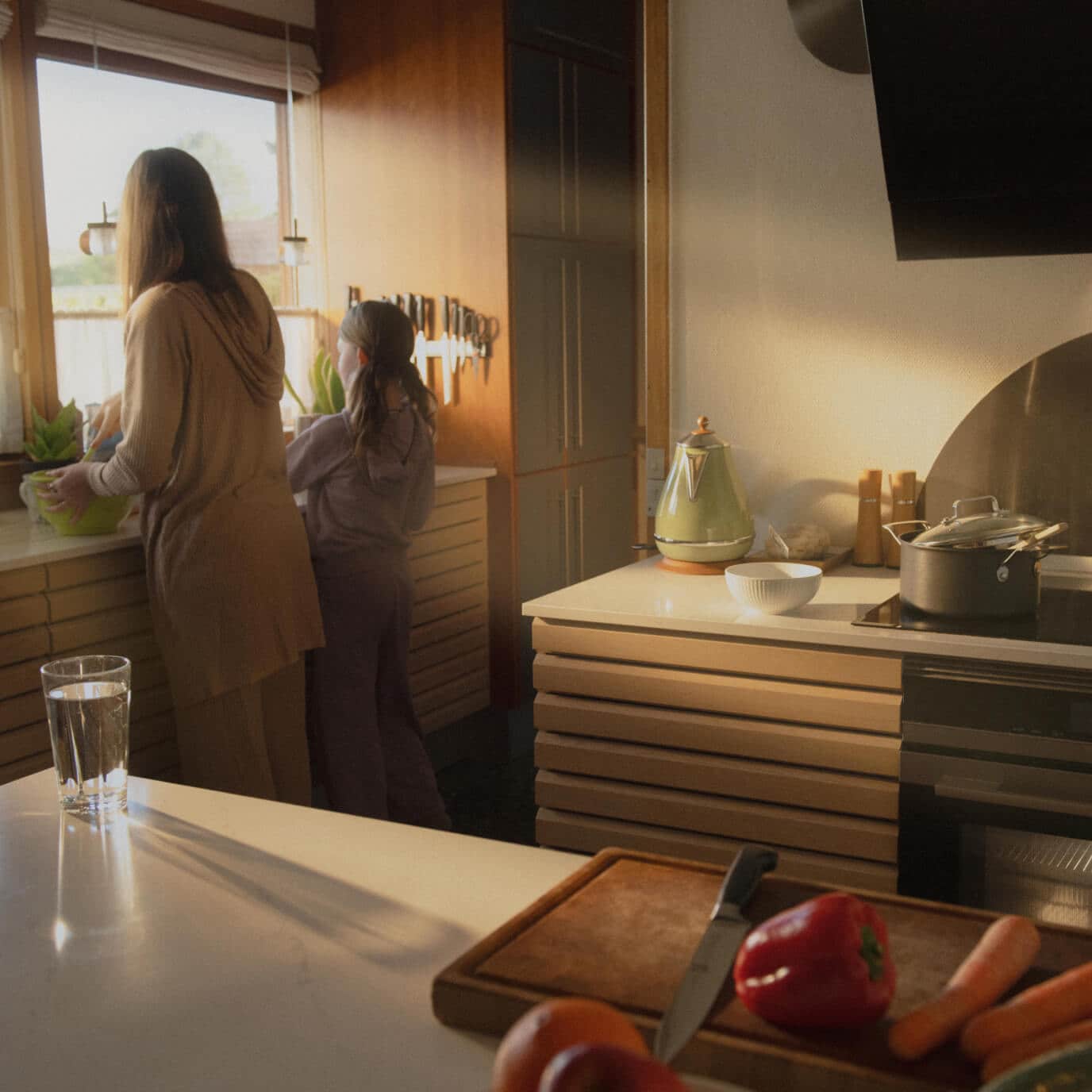 sollys skinner igennem vindue af hus med solceller