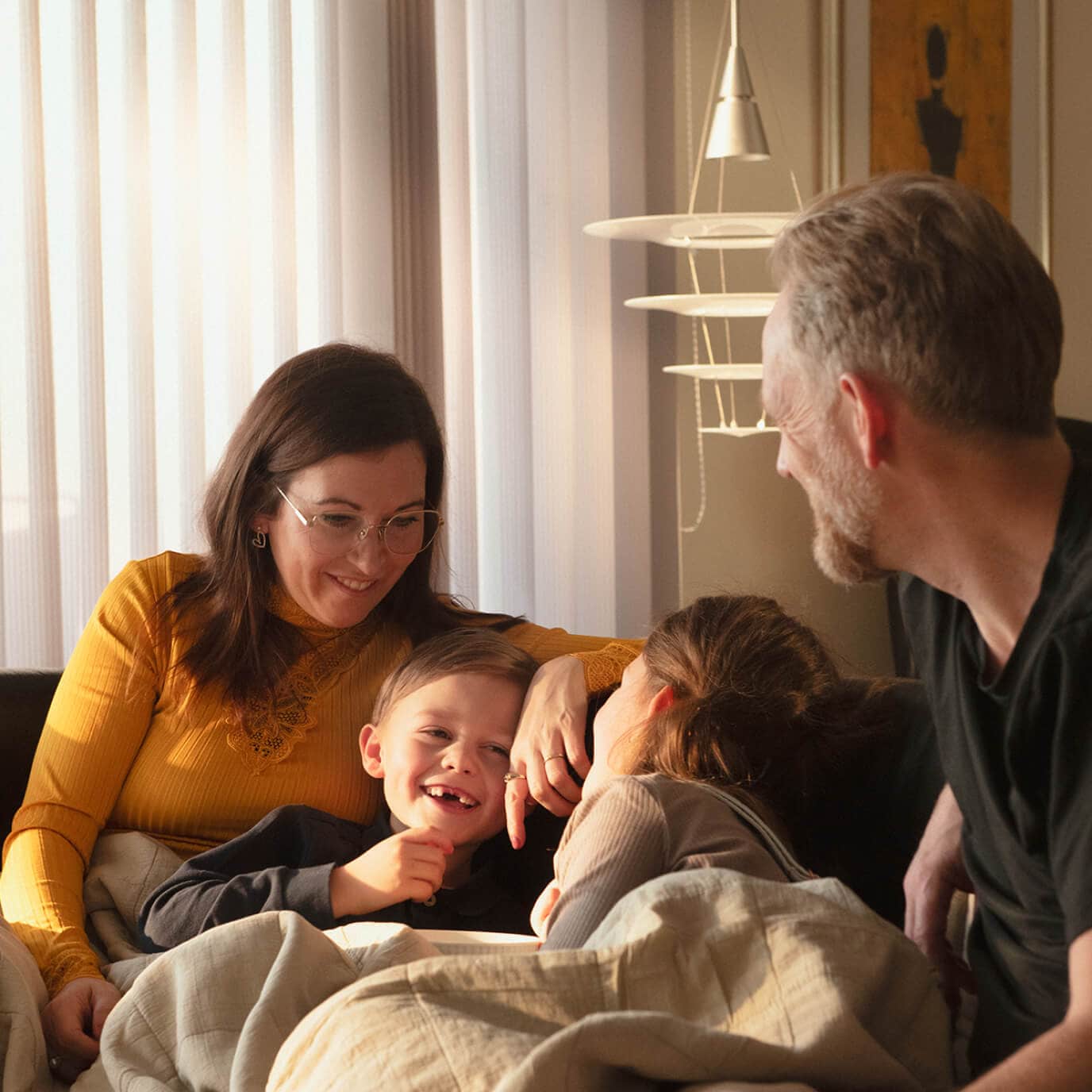 Familie der hygger i sofa