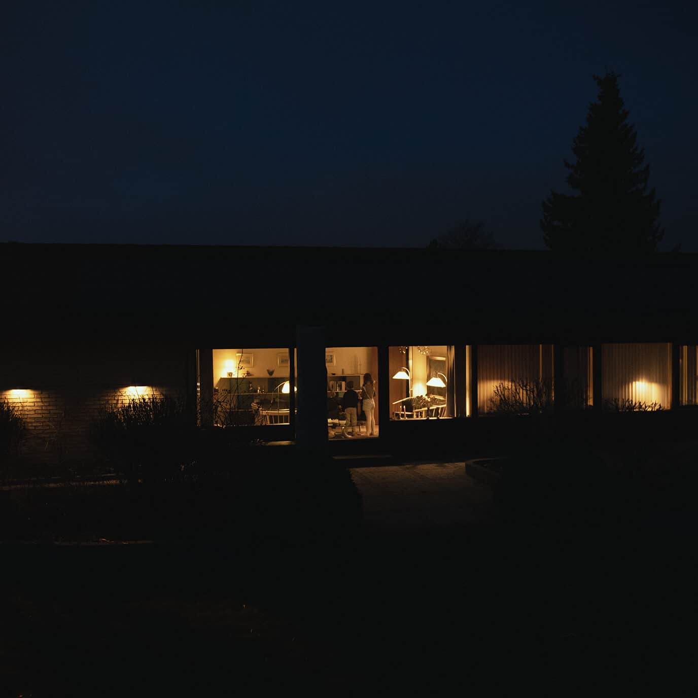 Solceller på hustag om aftenen