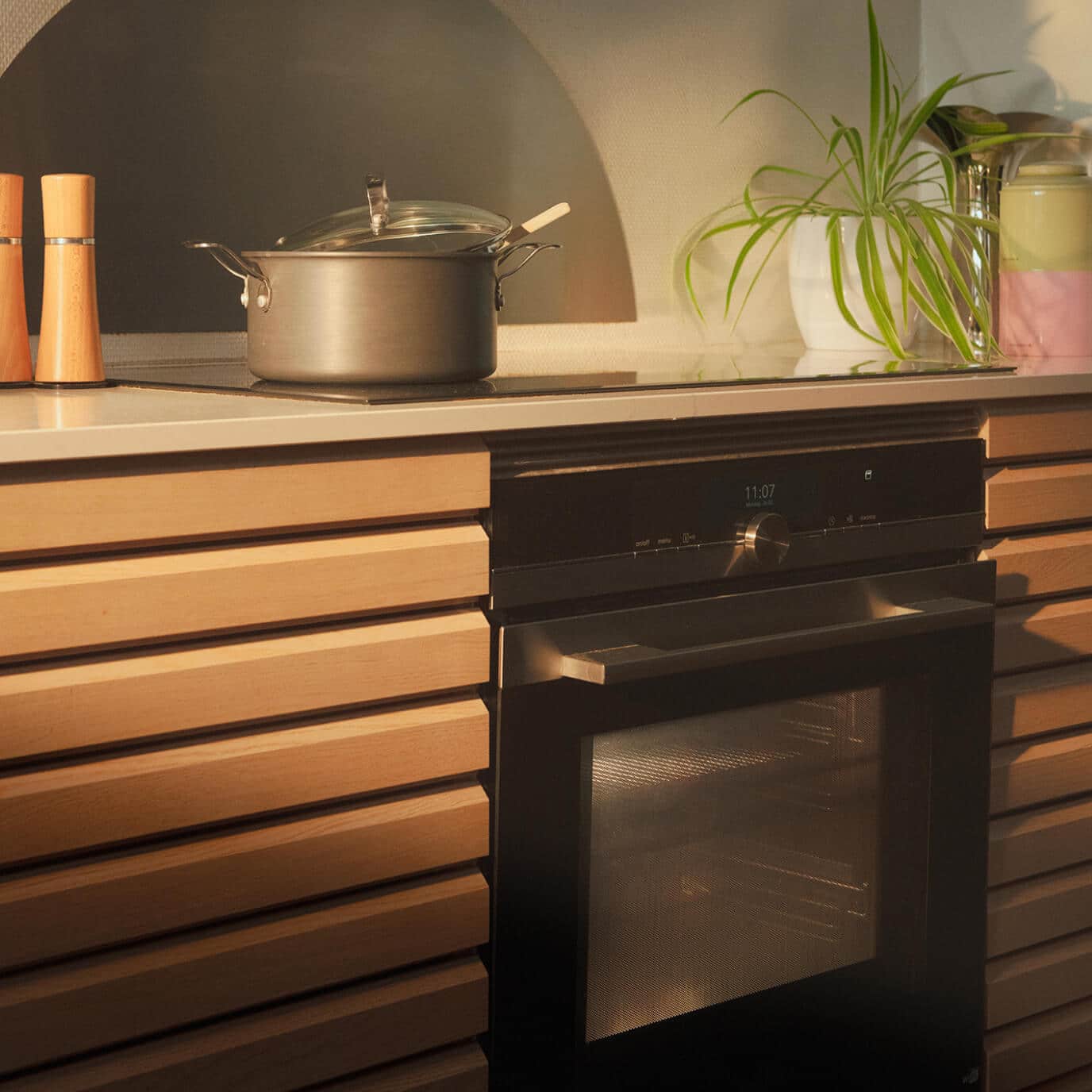 Sollys, der falder ind et køkken