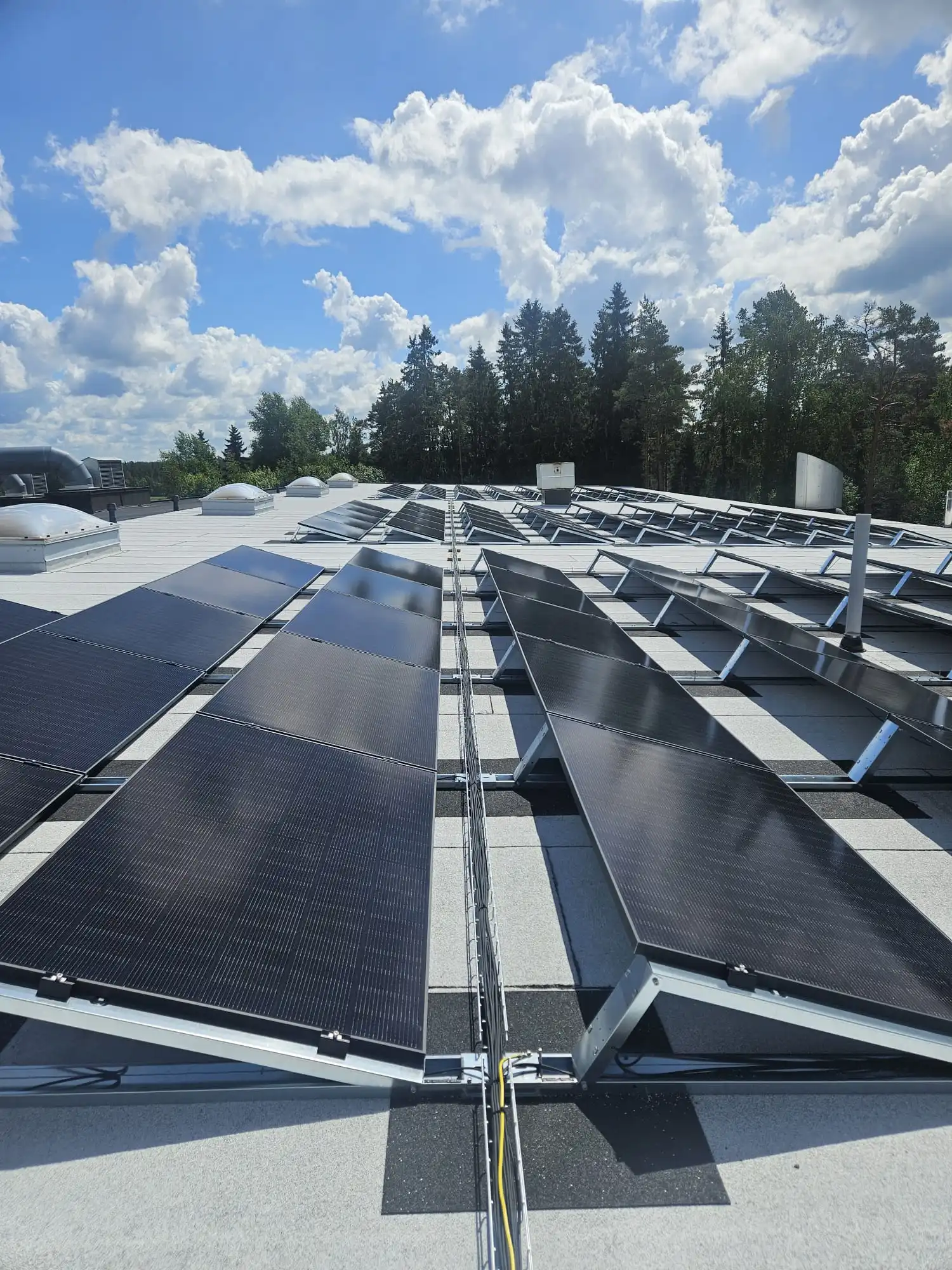 Lähikuva tyylikkäästä, modernista aurinkopaneelista eloisan violetin taustan edessä.