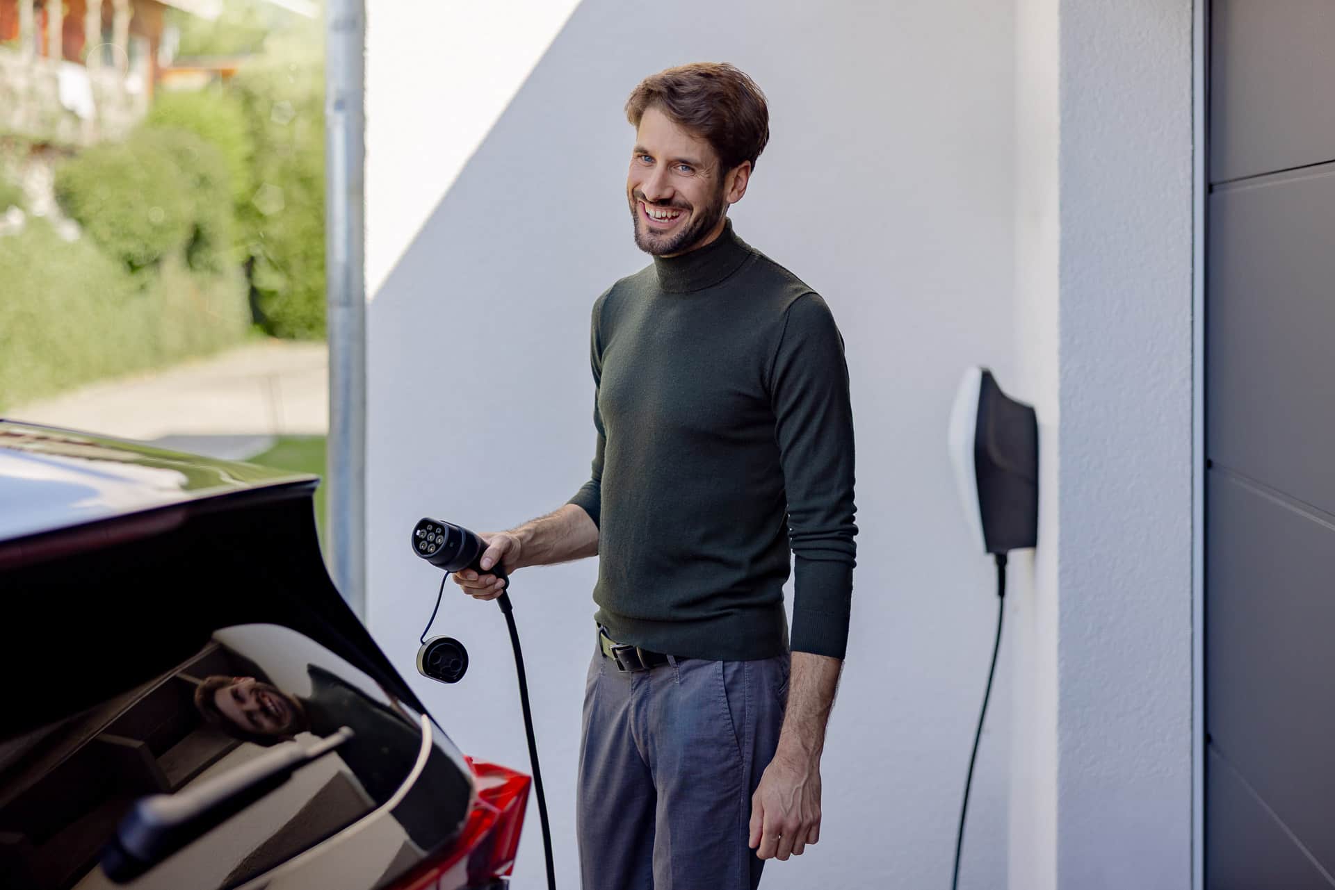 Två män installerar en solpanel från 1KOMMA5° 