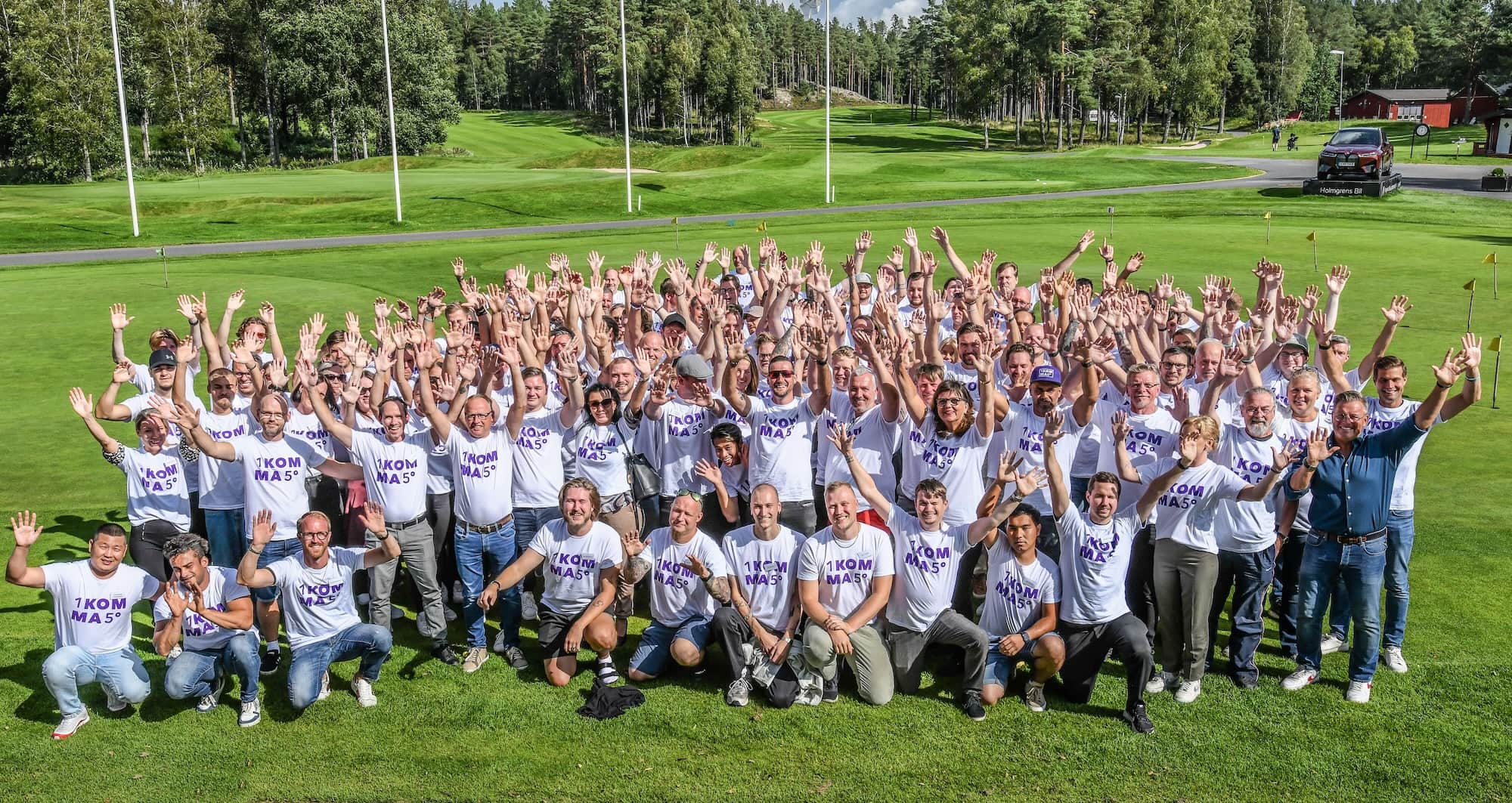 Två män installerar en solpanel från 1KOMMA5° 