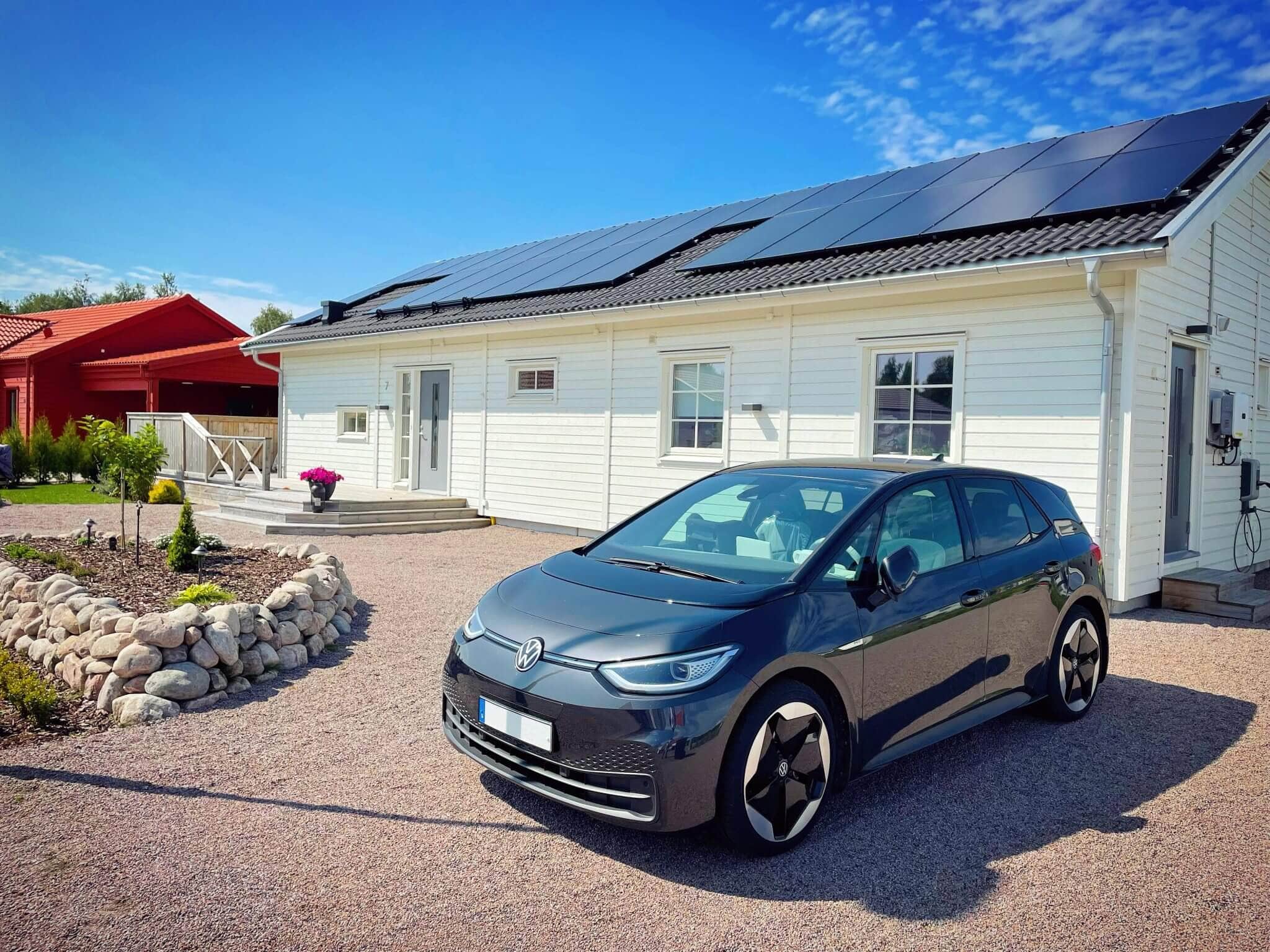 Framsida av garageuppfart på villa med helsvarta solcellspaneler på taket i Malmö
